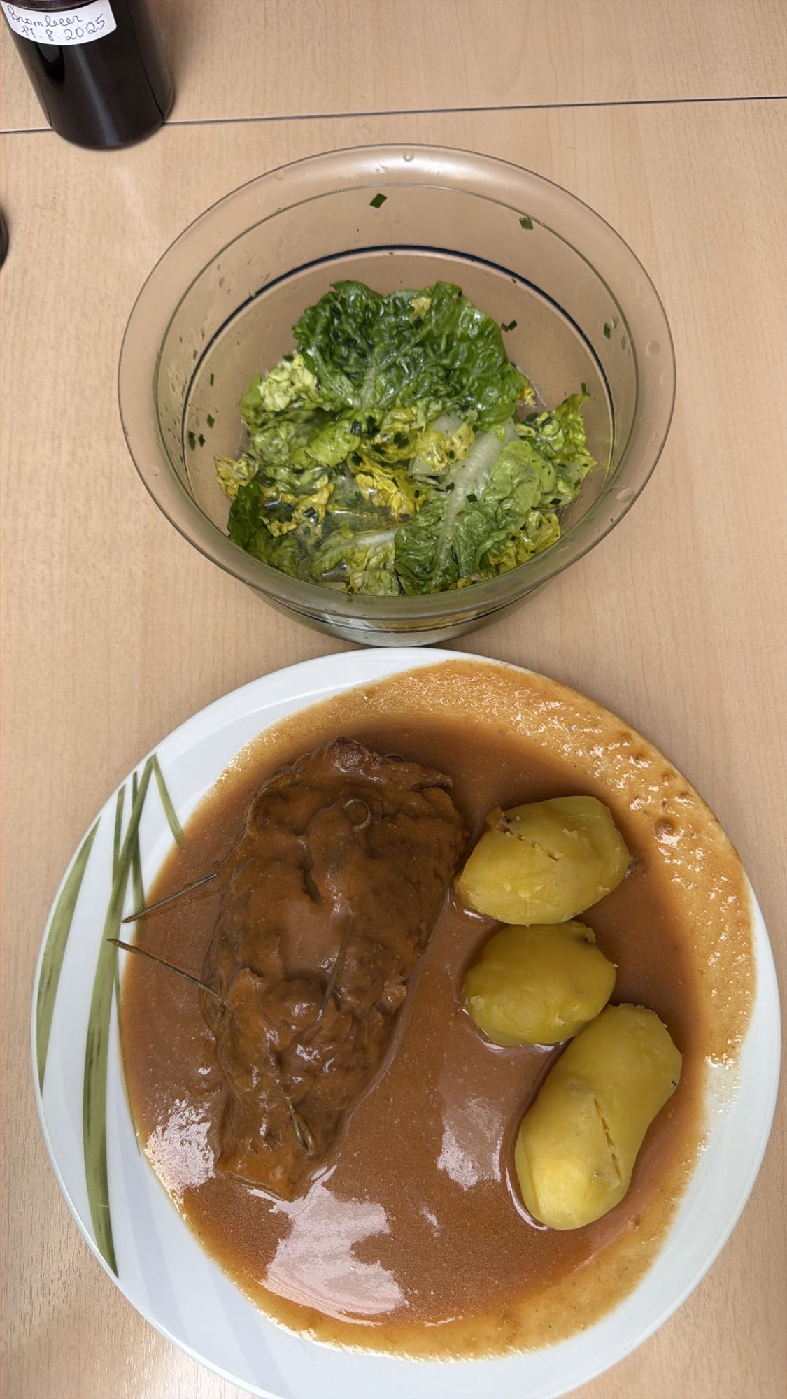 Rinderroulade mit Salat