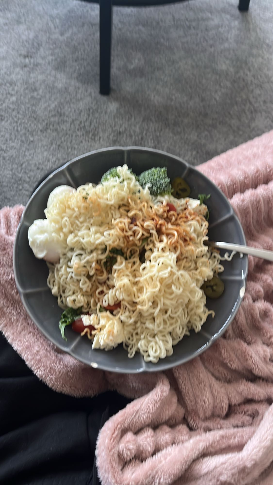 Nudlar med ägg och grönt