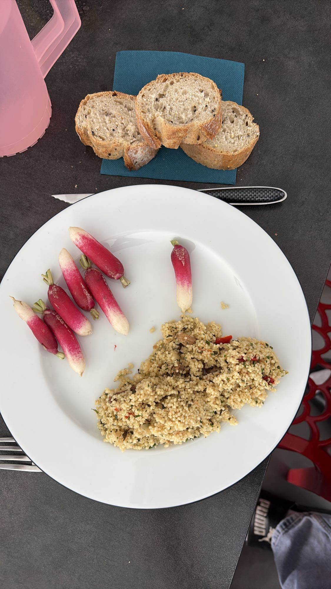 Couscous, radis et pain
