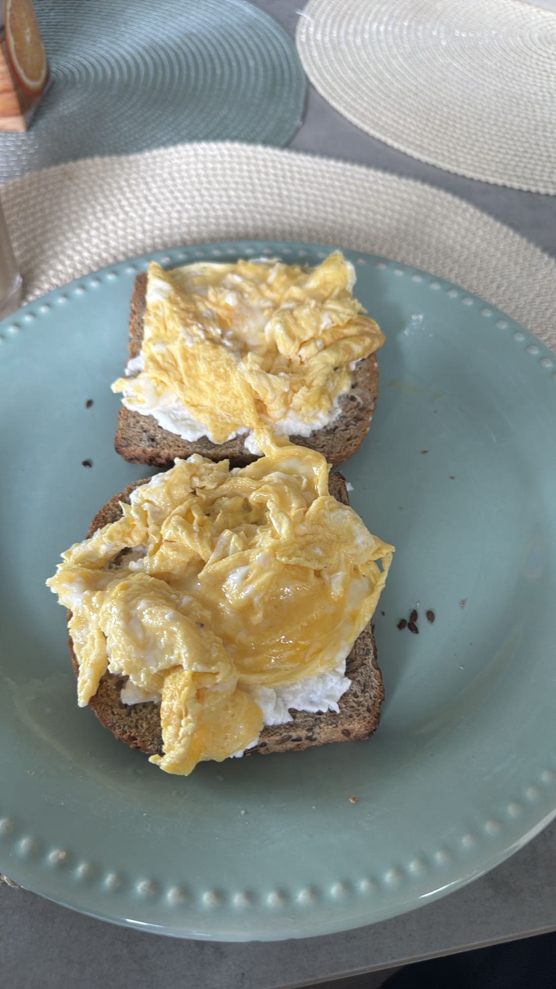 tostadas con huevo y queso cottage
