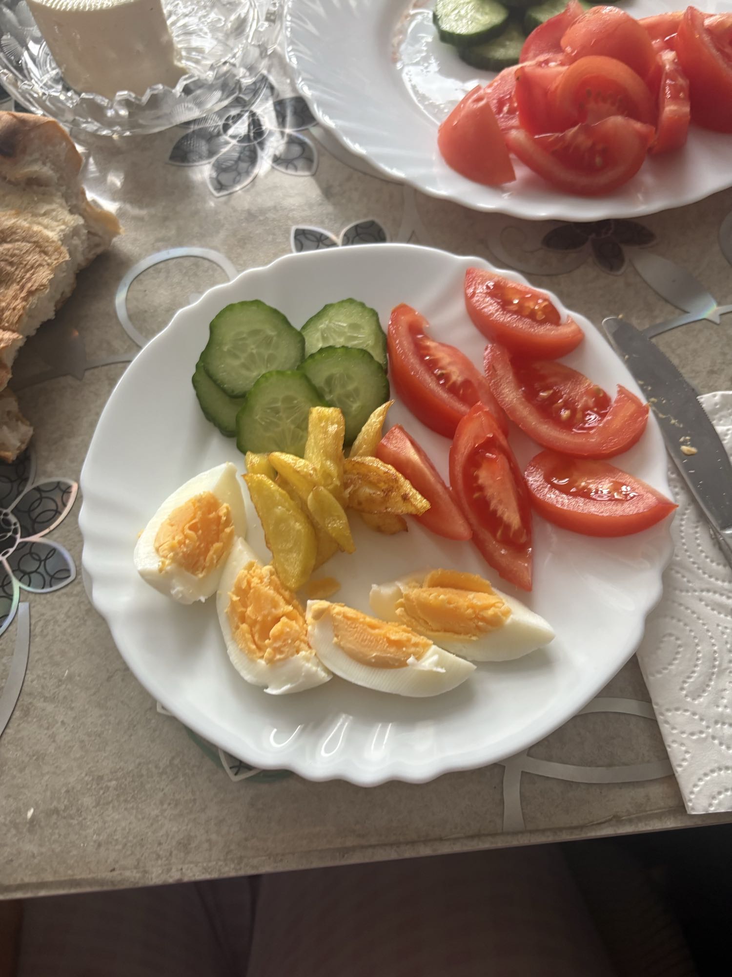 Ei mit Tomate und Gurke