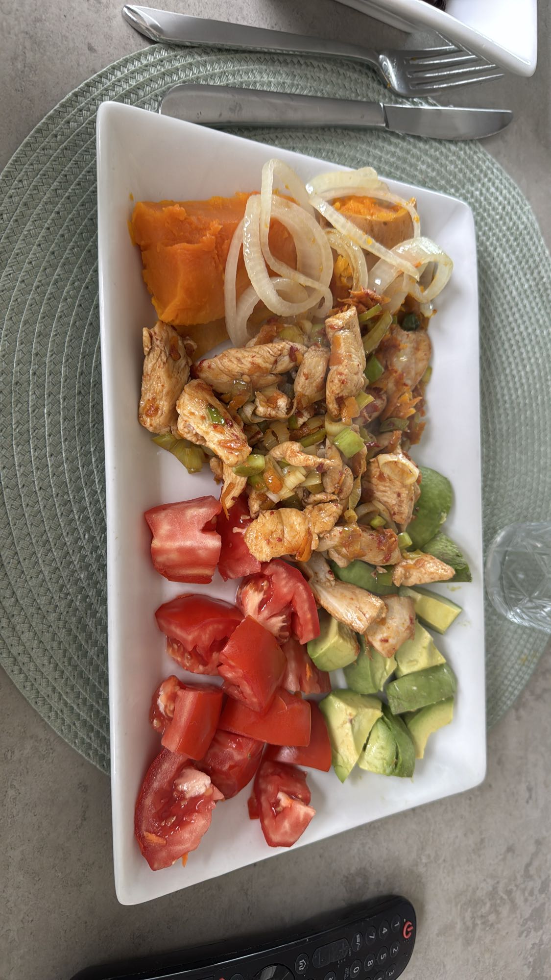 pechuga de pollo salteada con vegetales