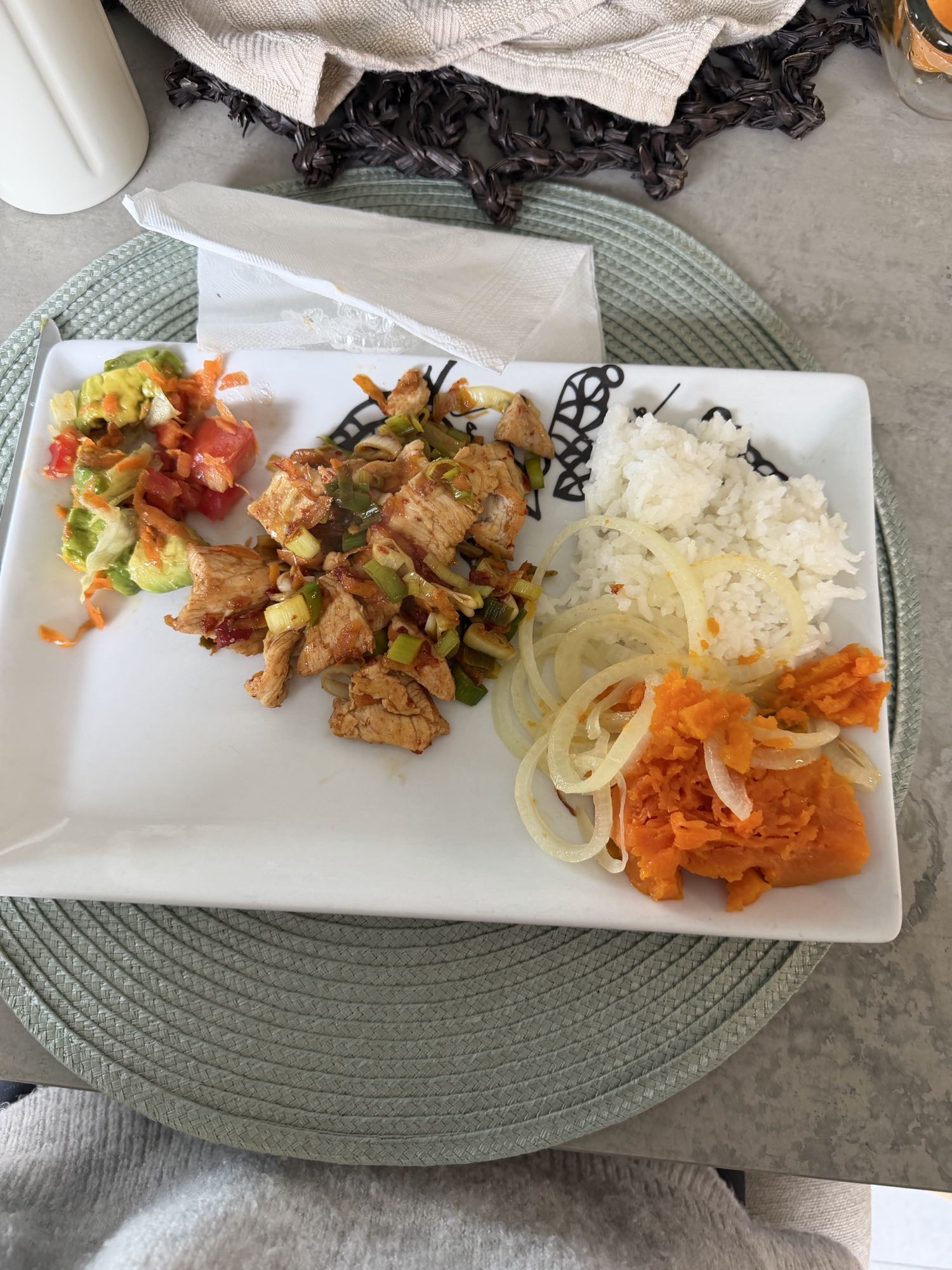 pollo con arroz y ensalada