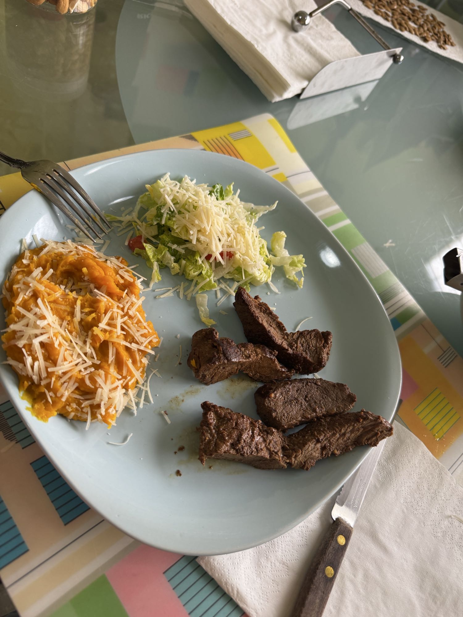 carne con puré y ensalada