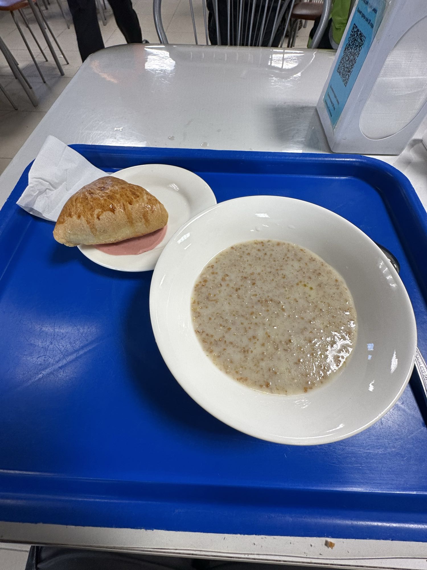 Каша с булочкой и колбасой