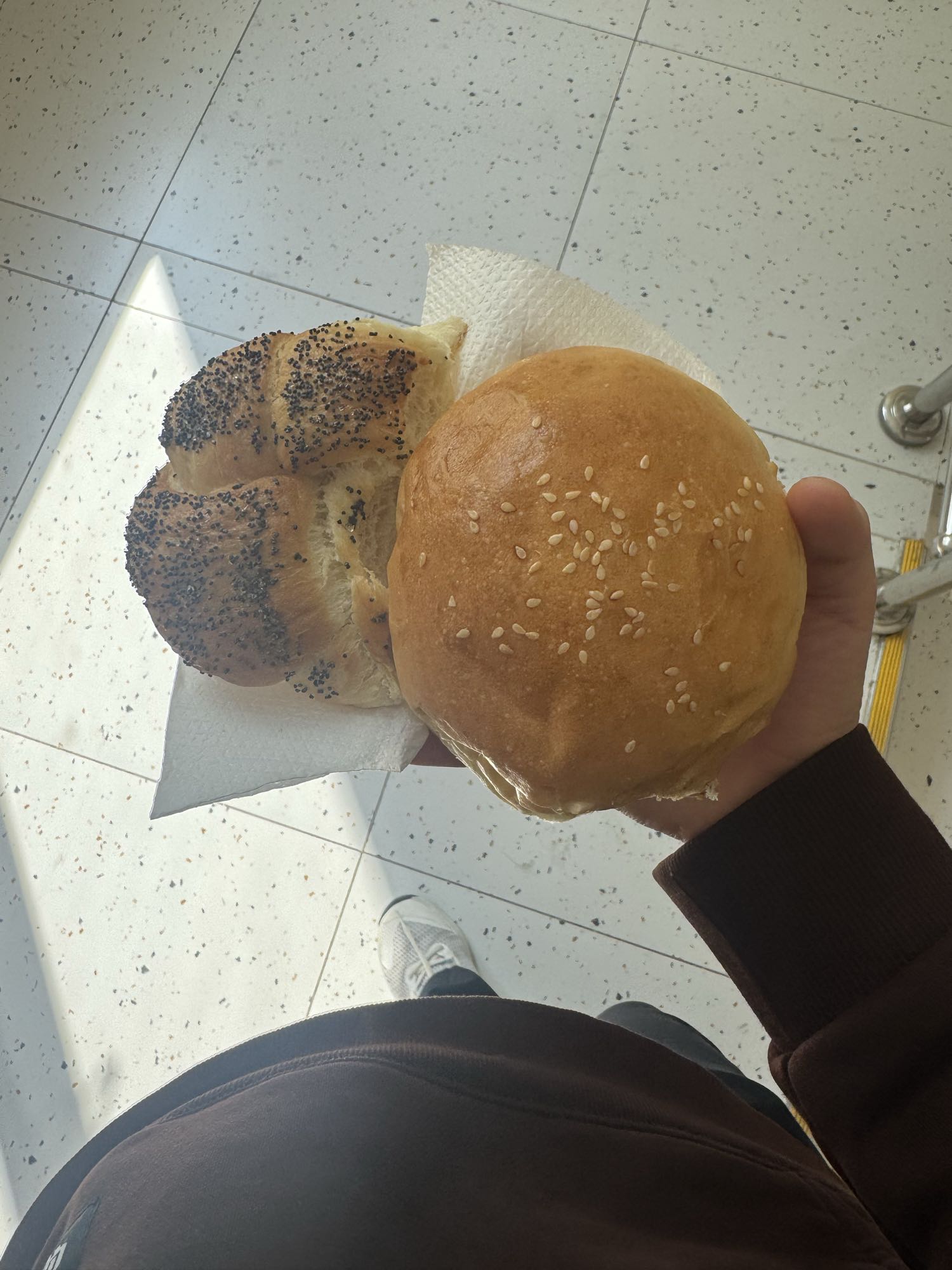 Булочка и маковая плетенка