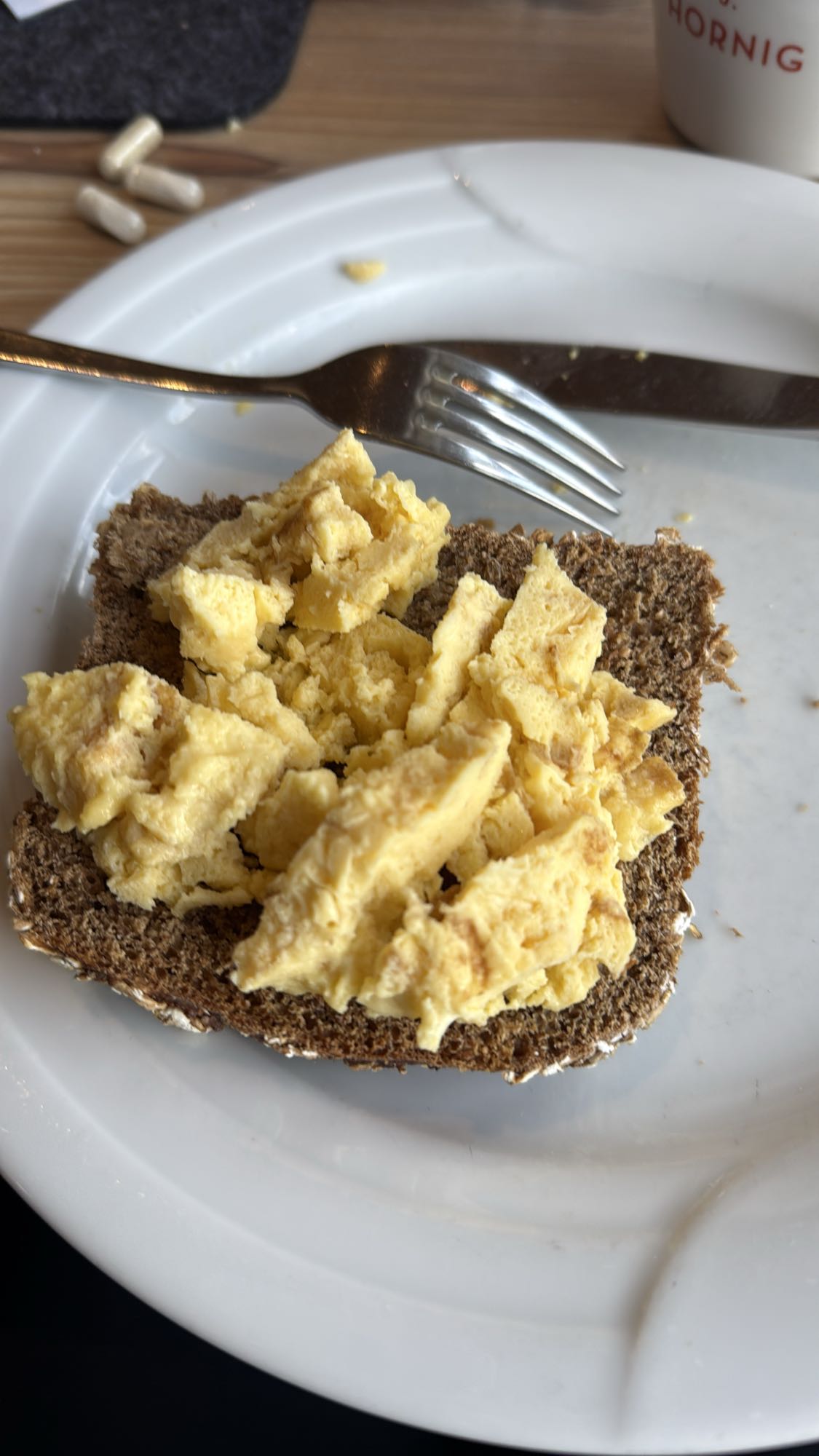 Roerei op roggebrood