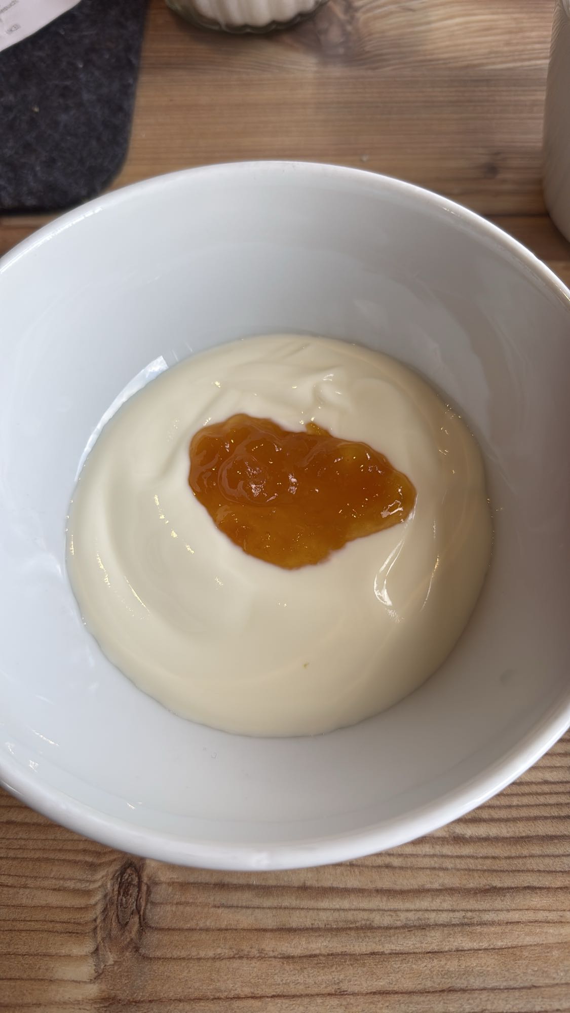 Yoghurt met abrikozenjam