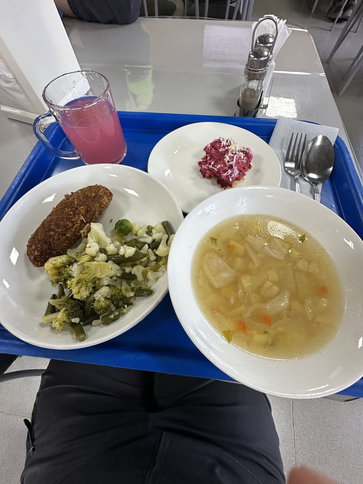 Обед с супом и котлетой