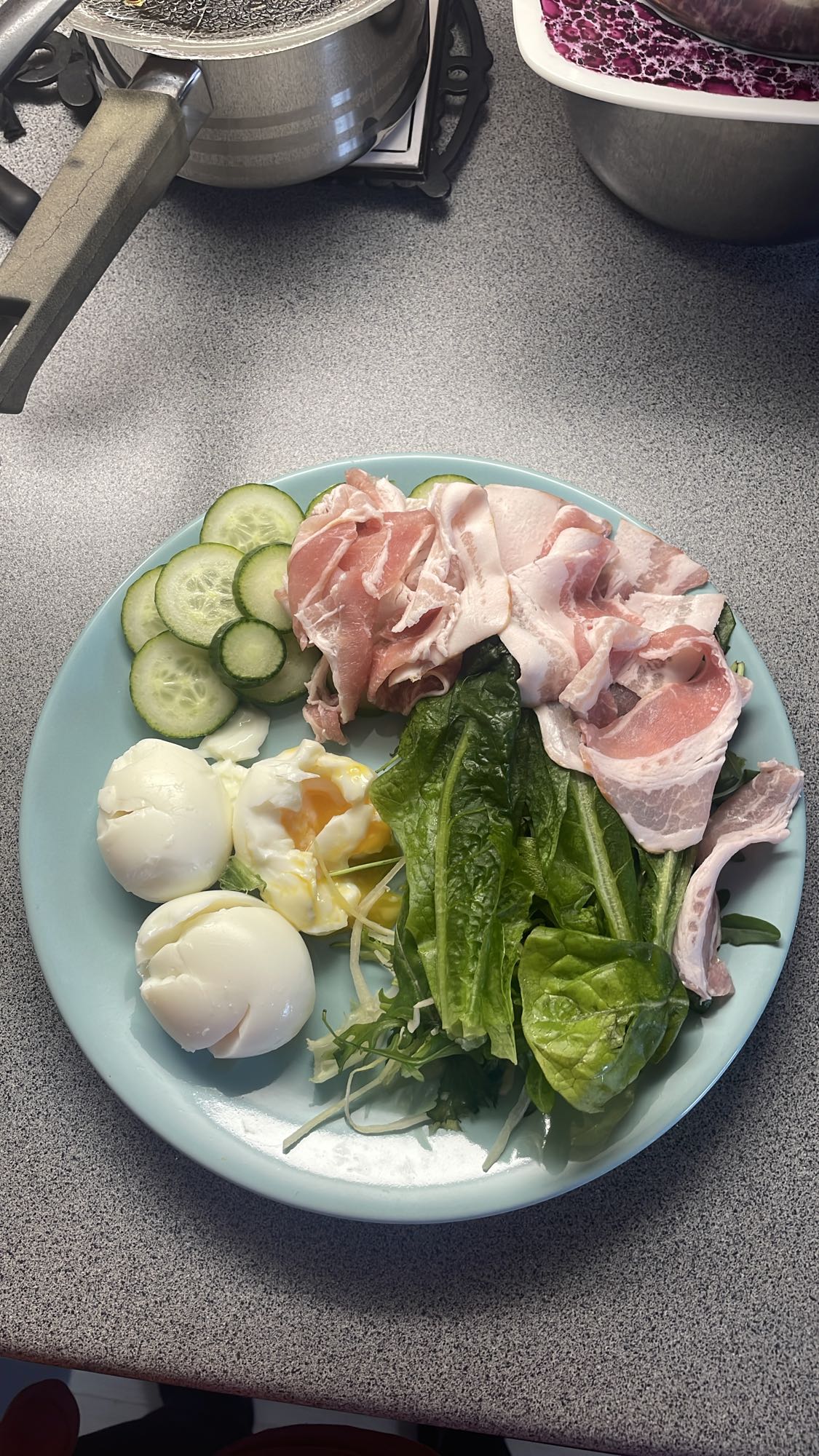 Яйца с беконом и салатом