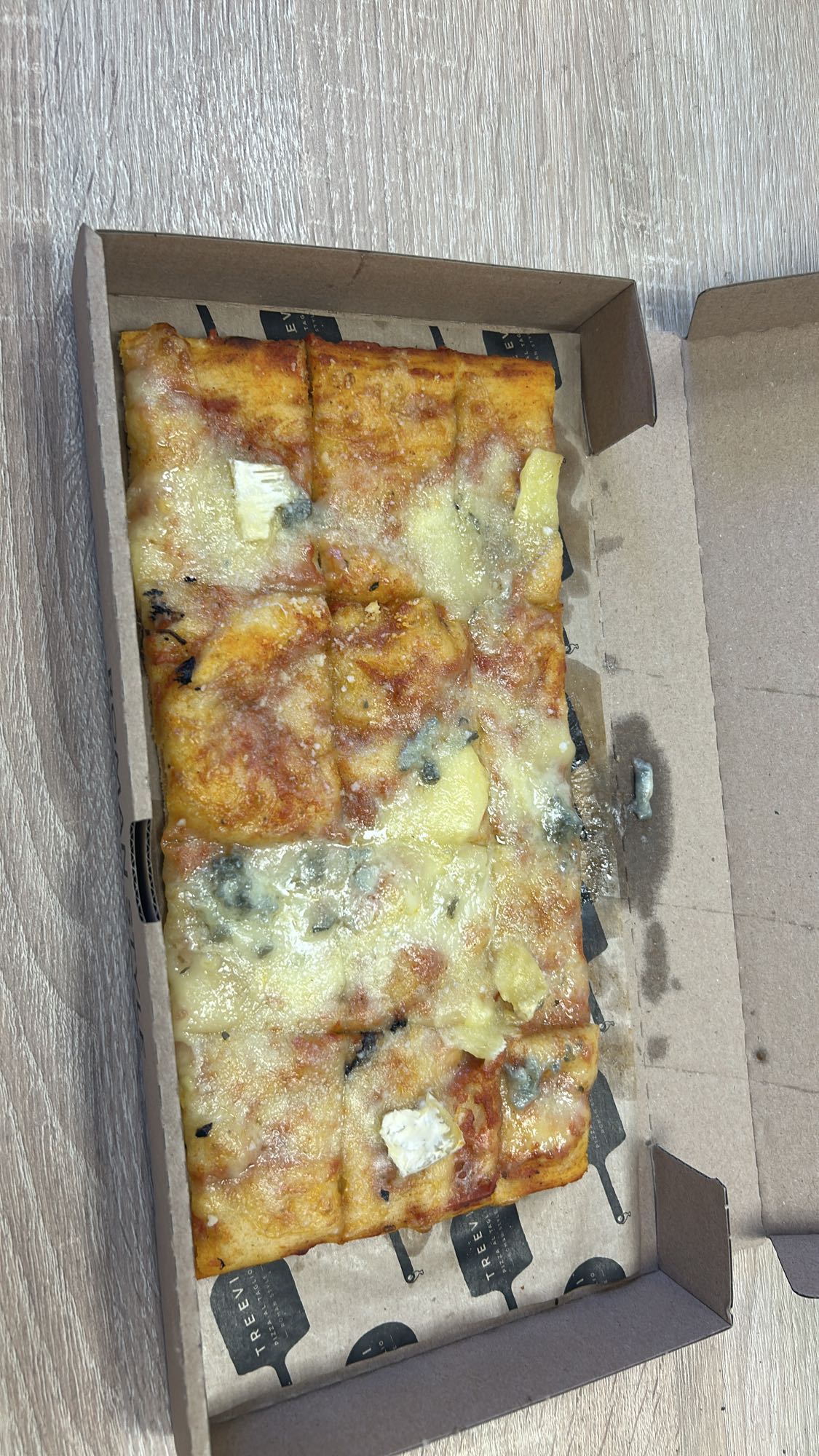 Pizza cu patru branzeturi