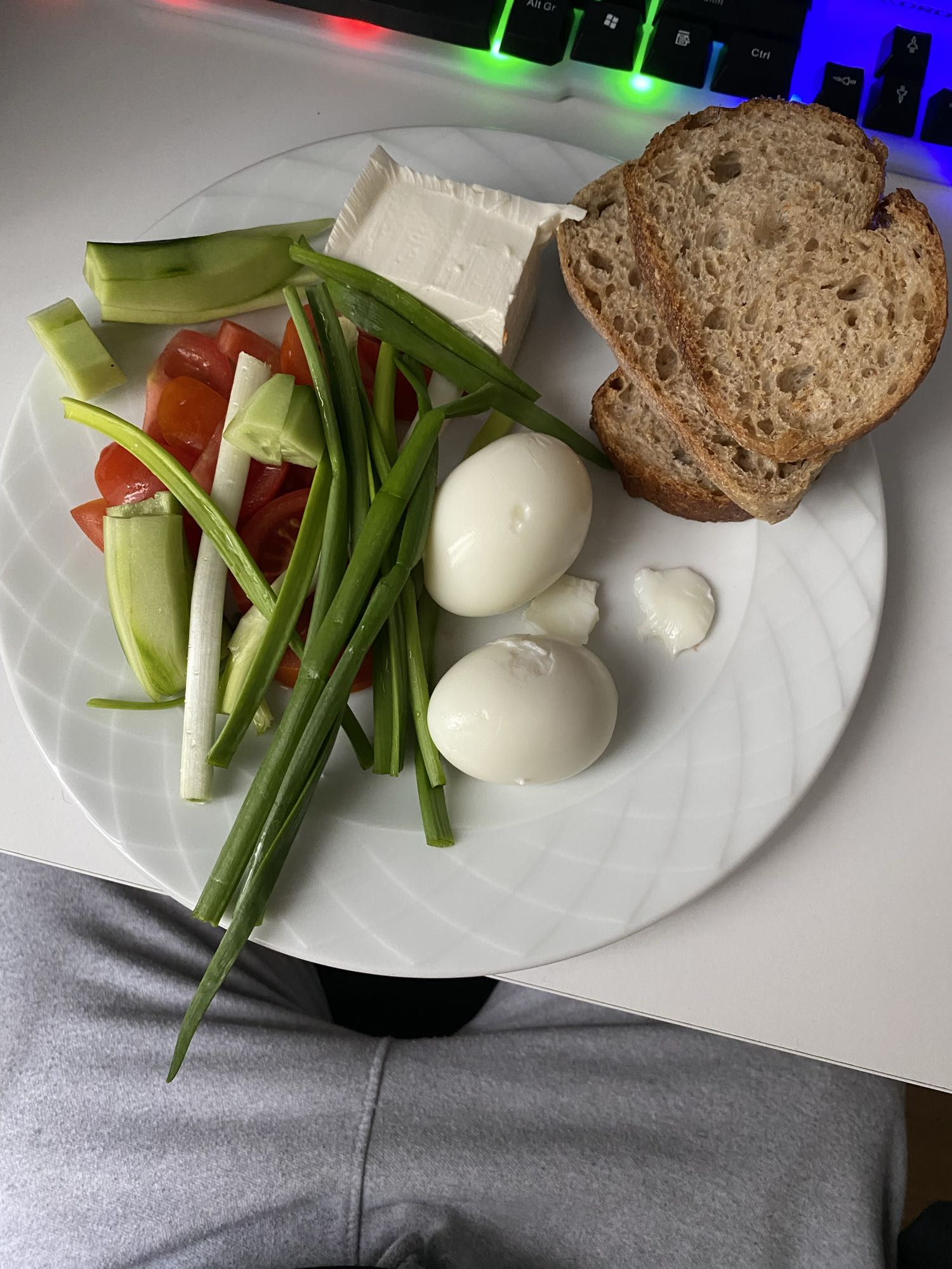 Peynirli kahvaltı tabağı