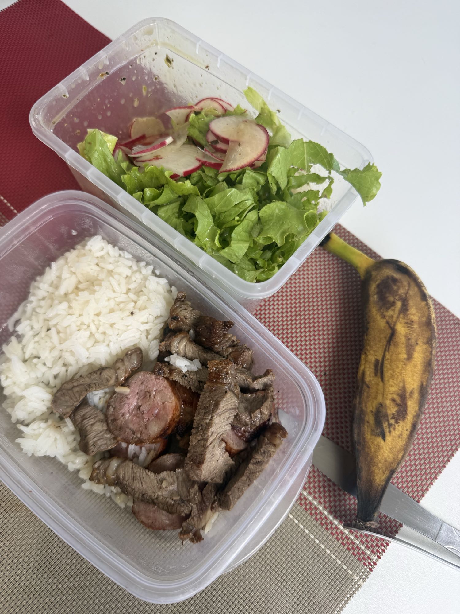 Arroz carne salada banana