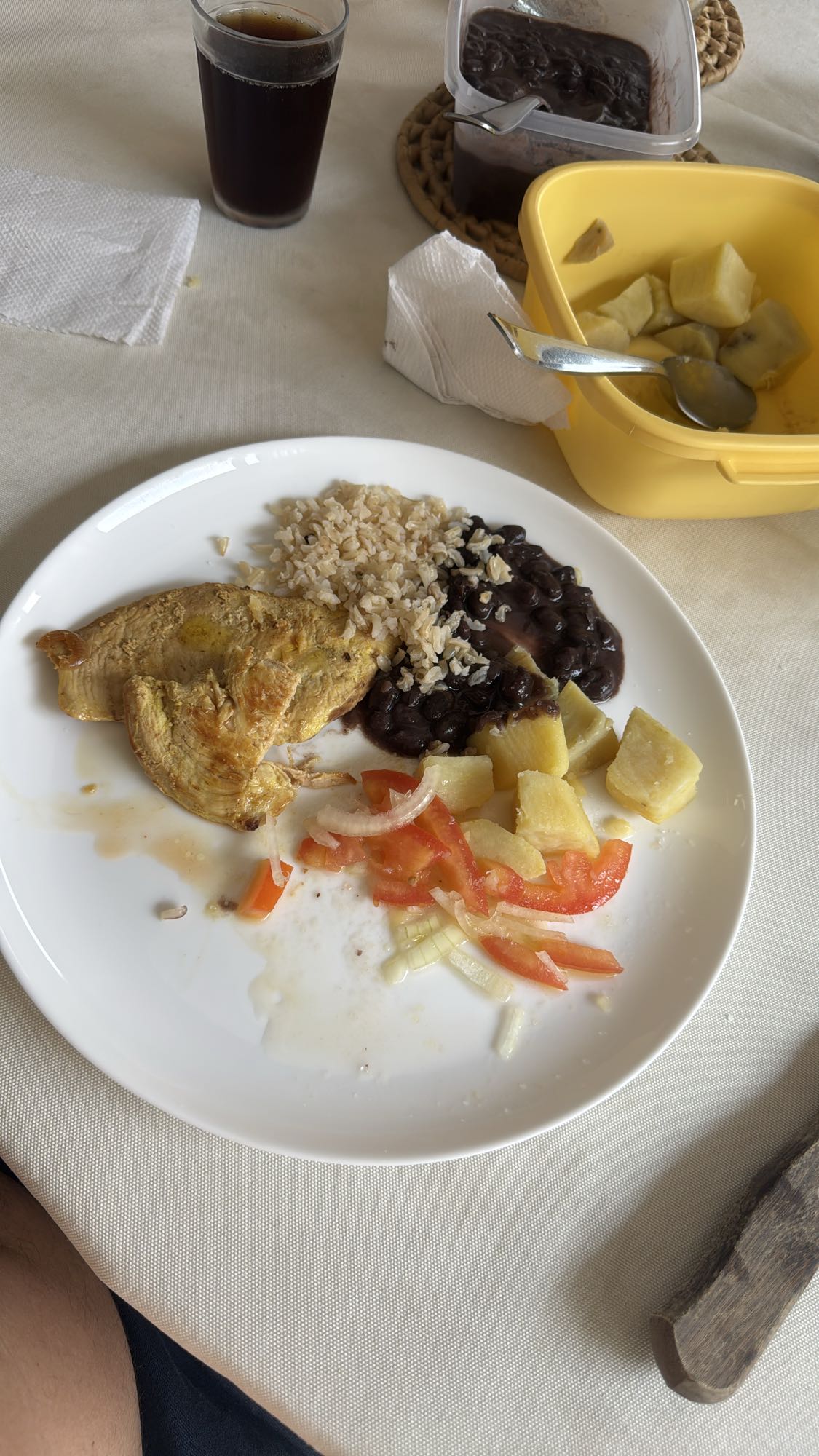 Frango com arroz e feijão