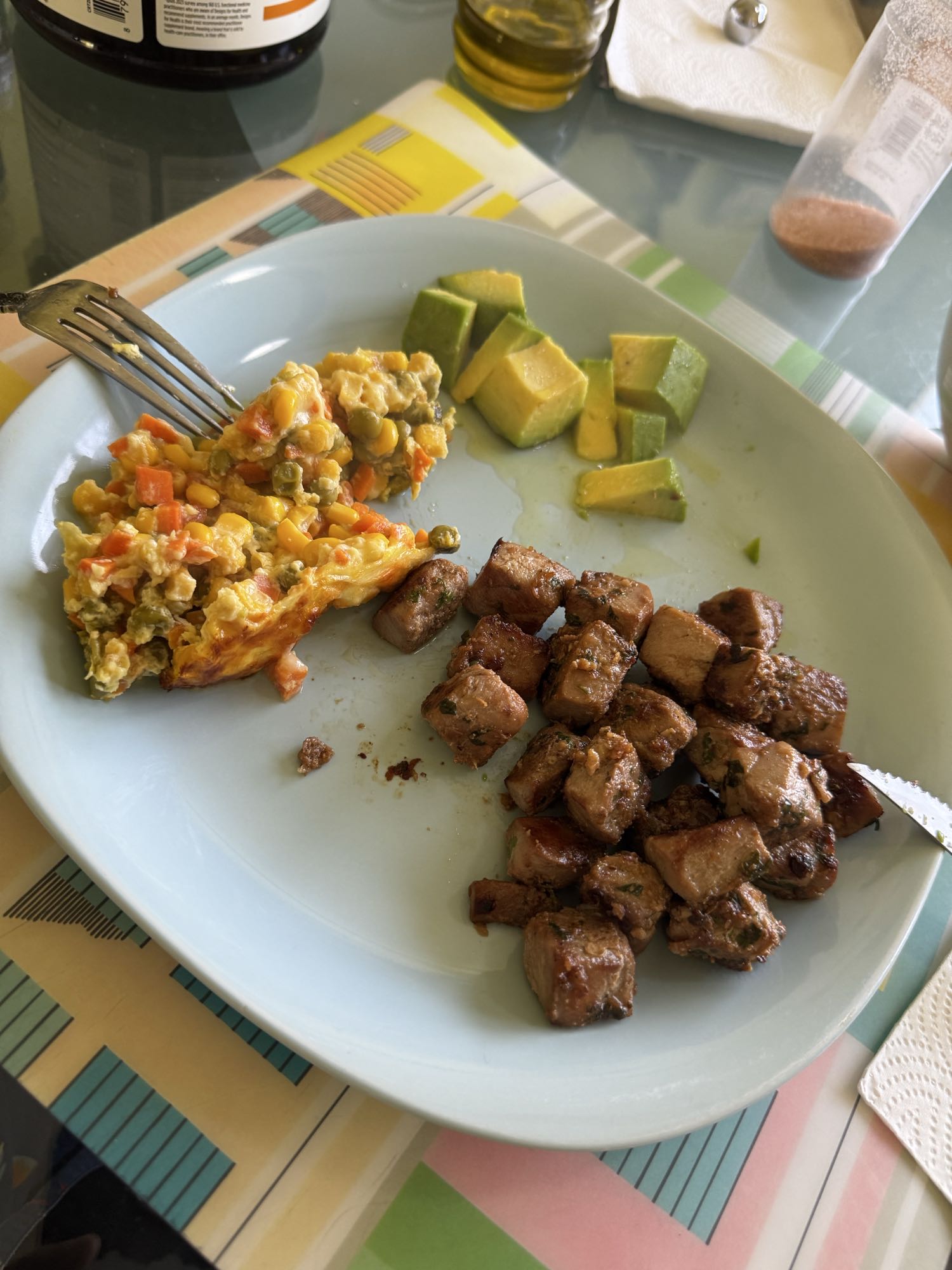 cerdo con aguacate y huevo