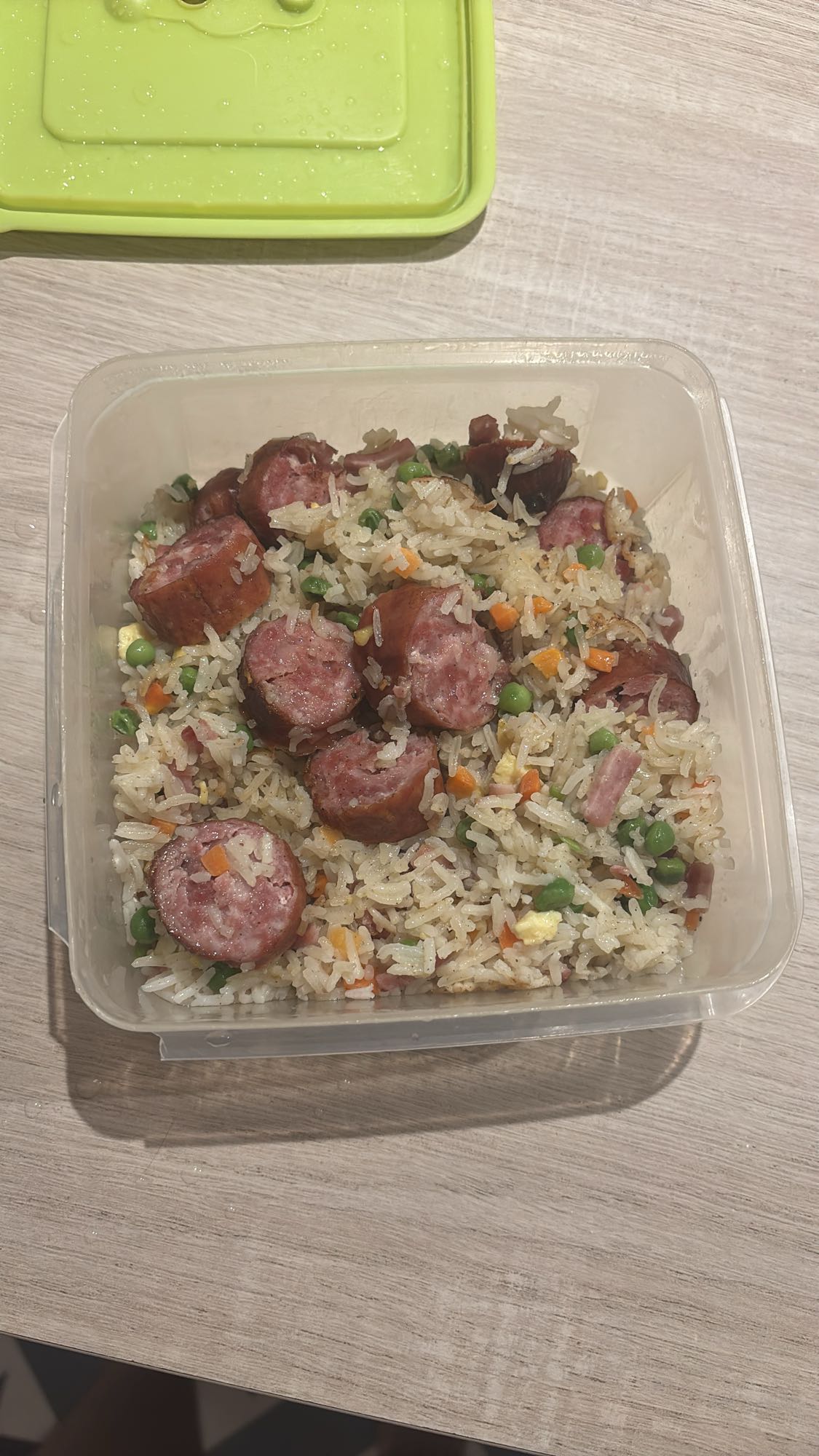 Riz frit à la saucisse