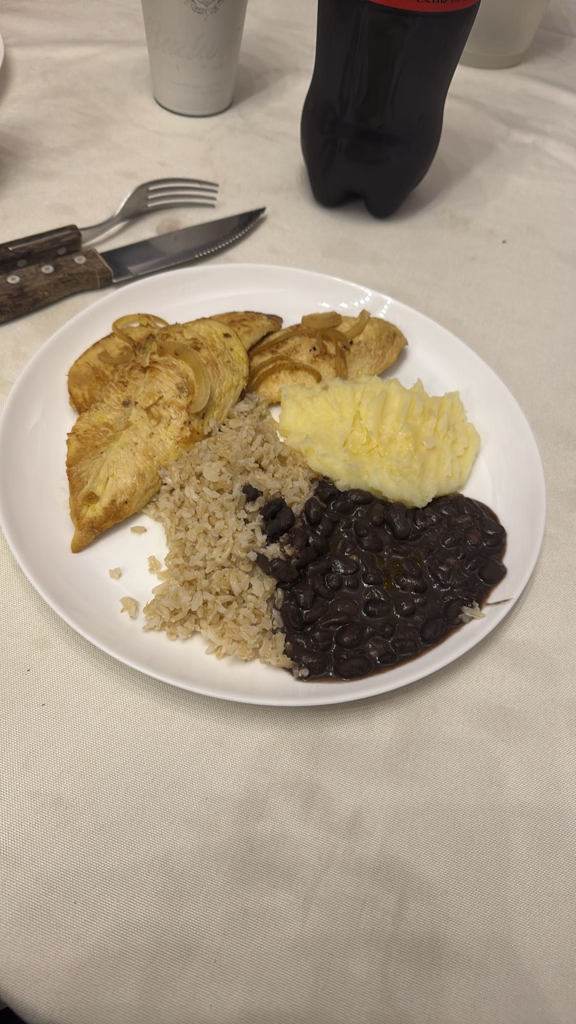 Frango com arroz e feijão