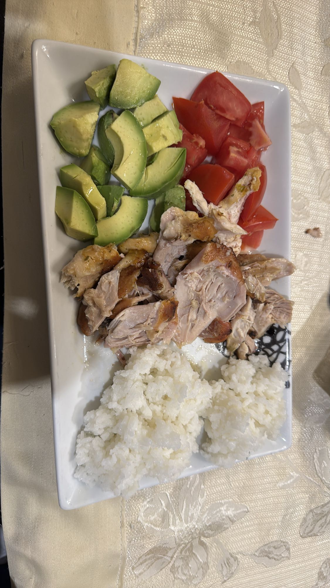 pollo con arroz y aguacate