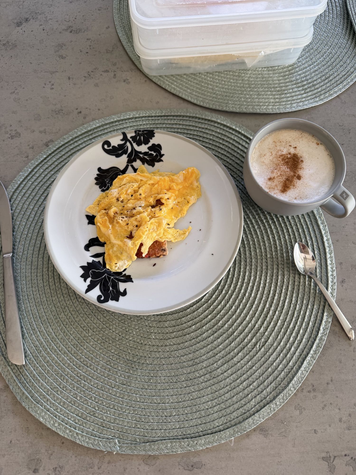 huevos revueltos, tostada con tomate y café con leche descremada