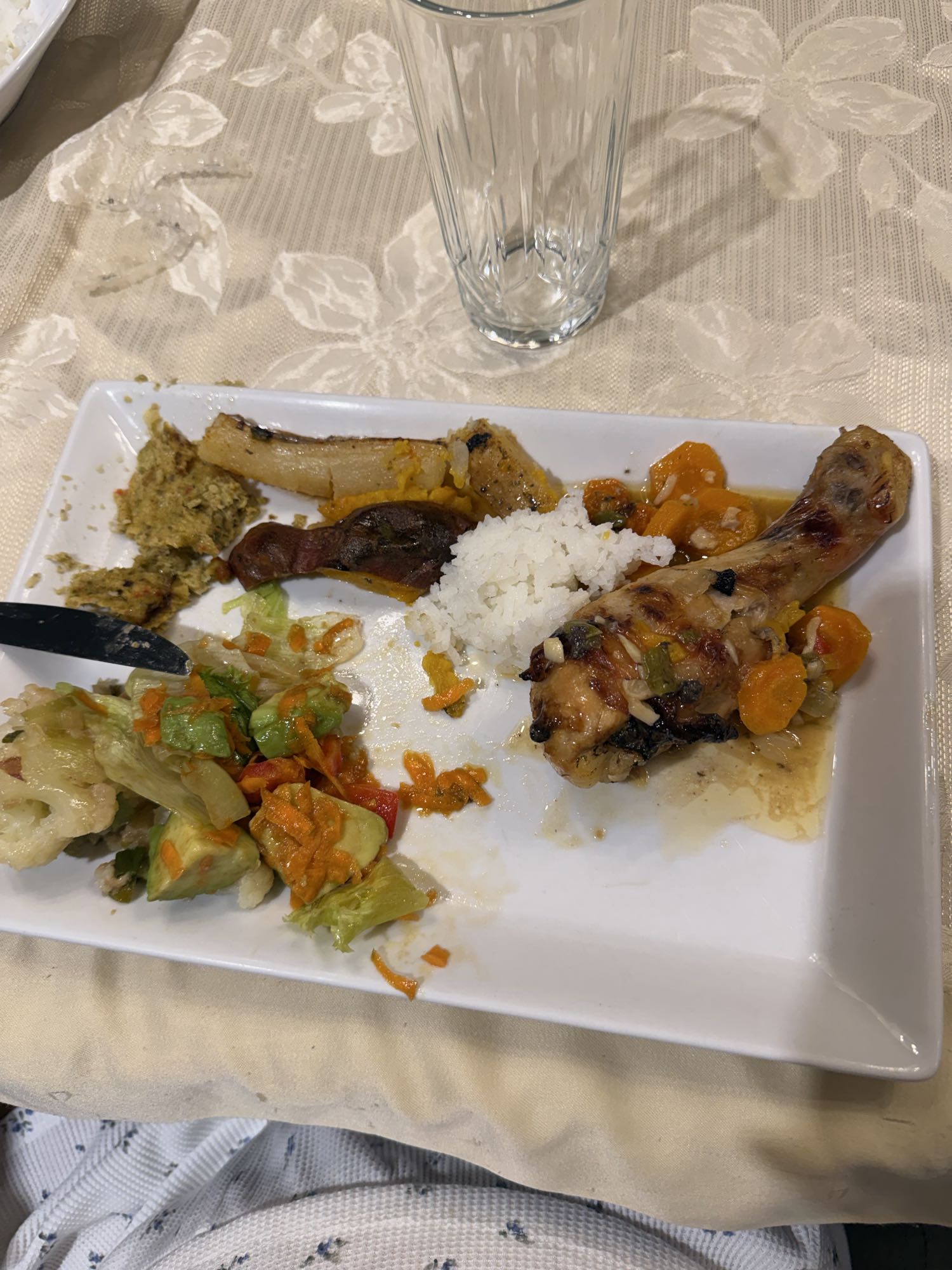 pollo con arroz y ensalada