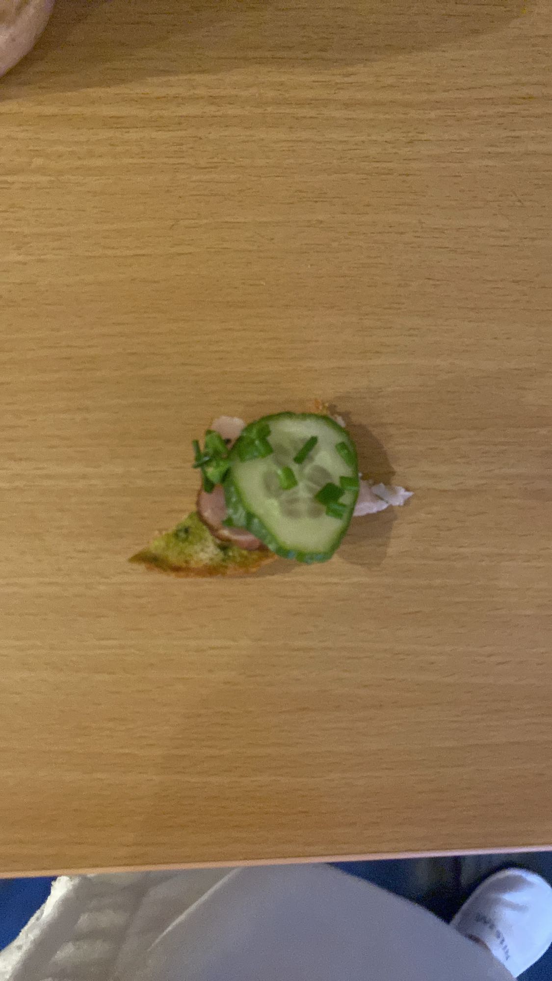 Mała kanapka z ogórkiem