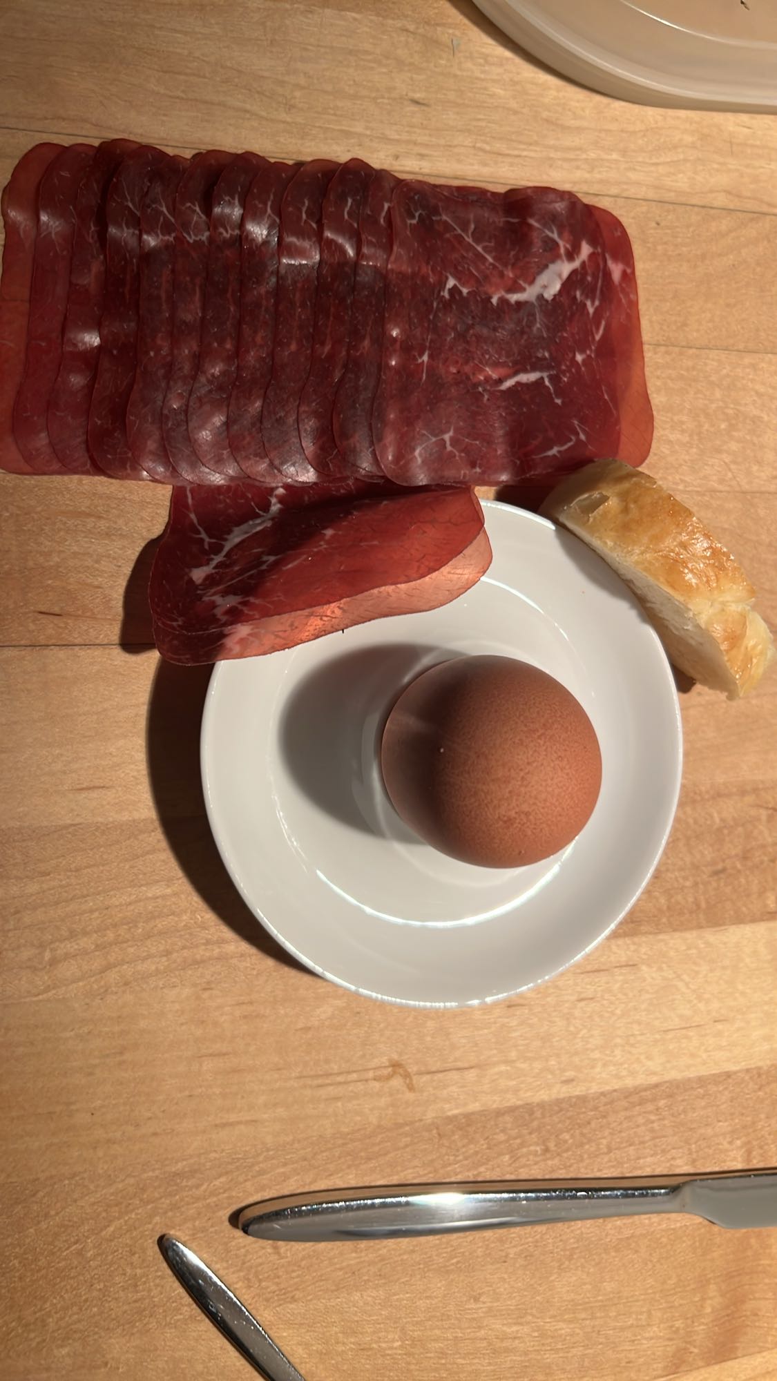 Weiches Ei mit Trockenfleisch