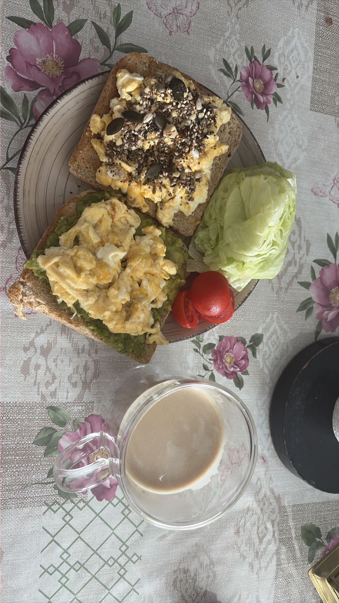 Rührei-Toast mit Avocado