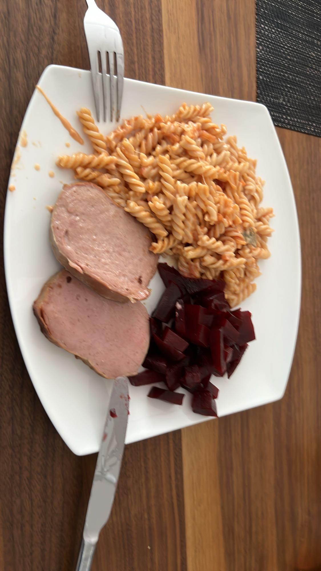 Nudeln mit Fleisch und Rote Bete