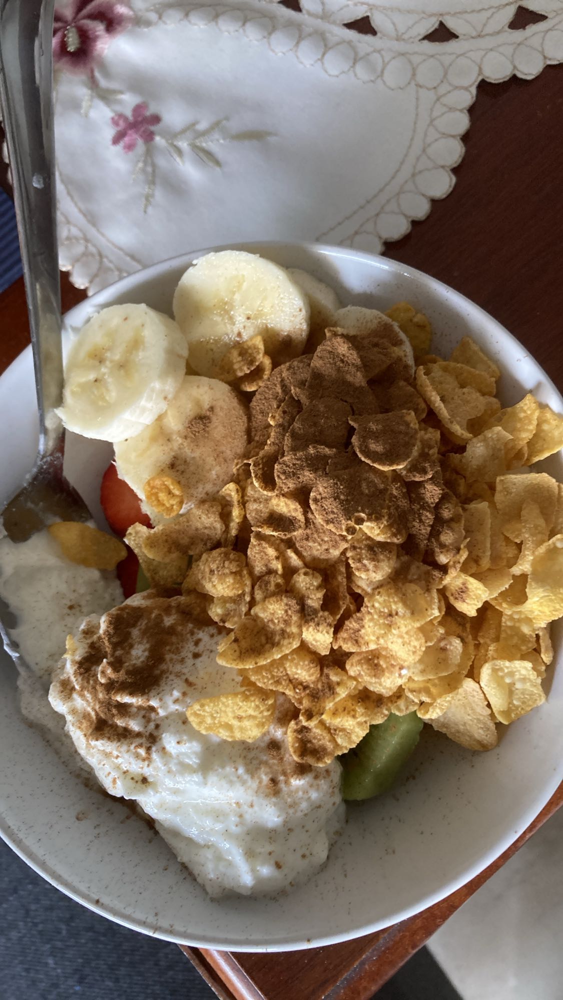 Yoghurt med frukt och flingor