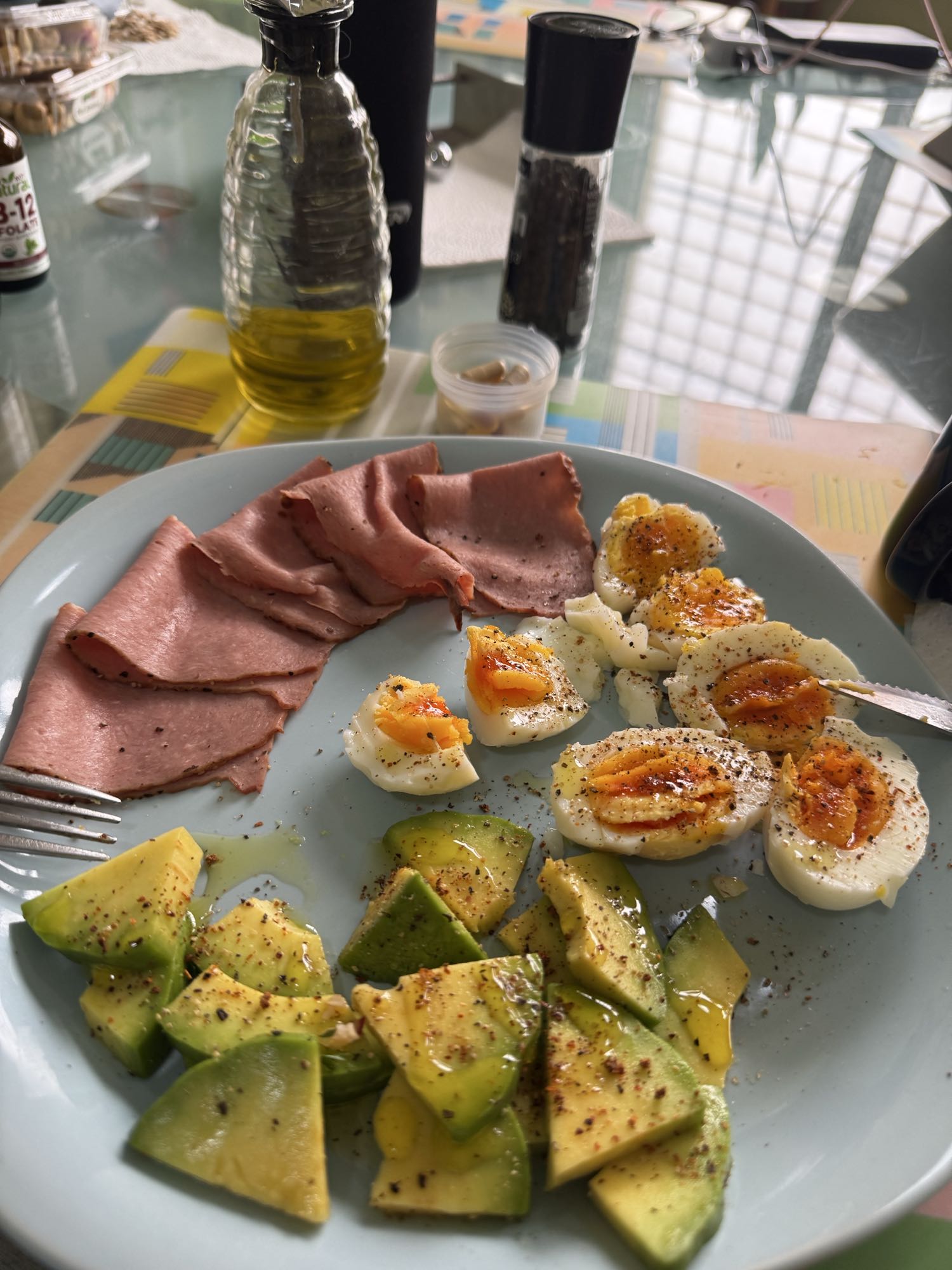 huevos con jamón y aguacate