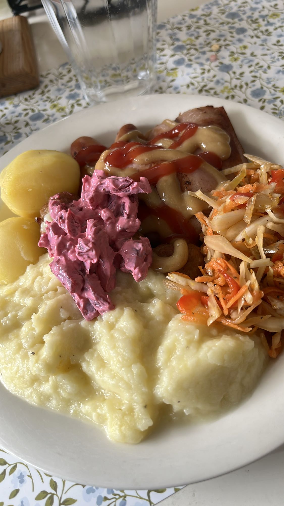 Korv med mos och sallad