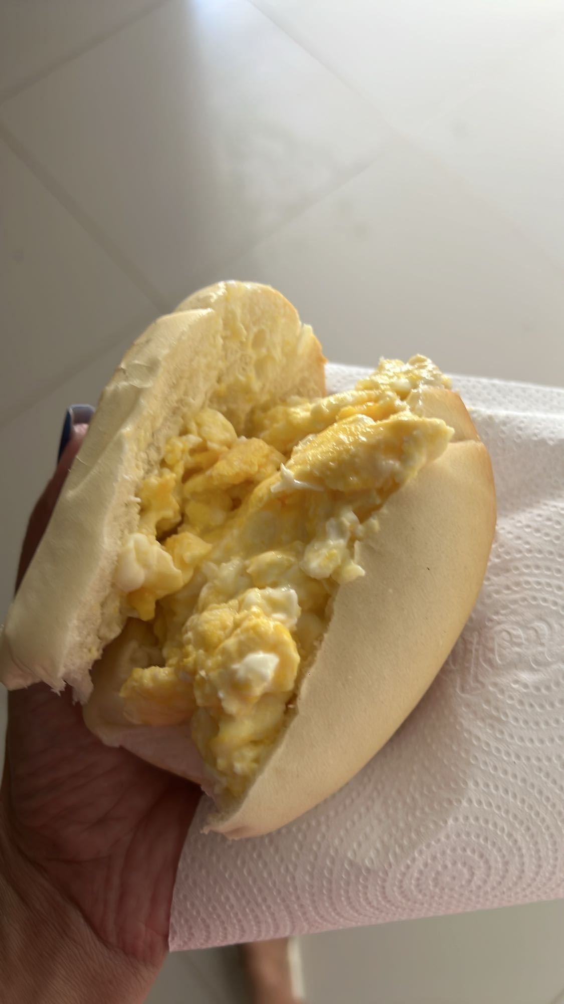 pão francês com 2 ovos fritos na manteiga e requeijão light