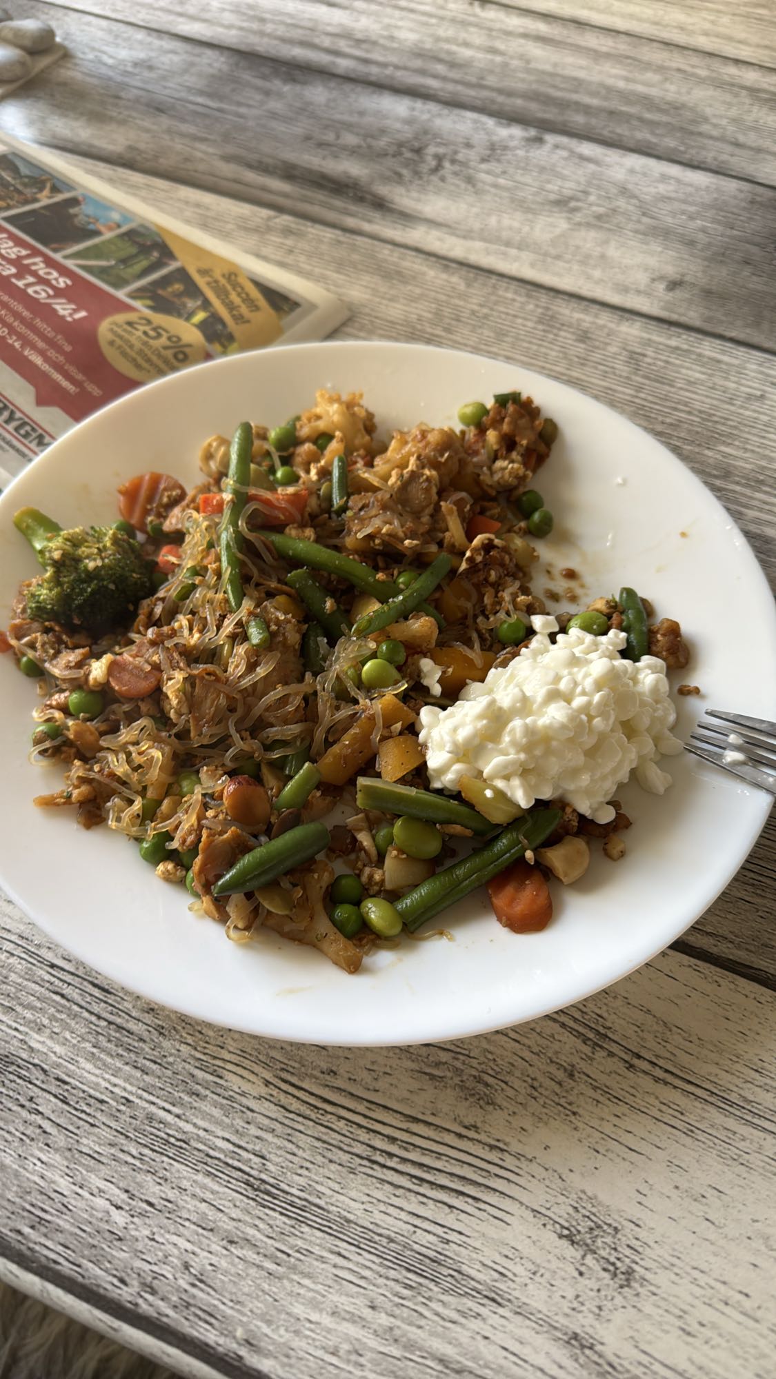 Wok med shiratakinudlar, kycklingkebab och lite keso