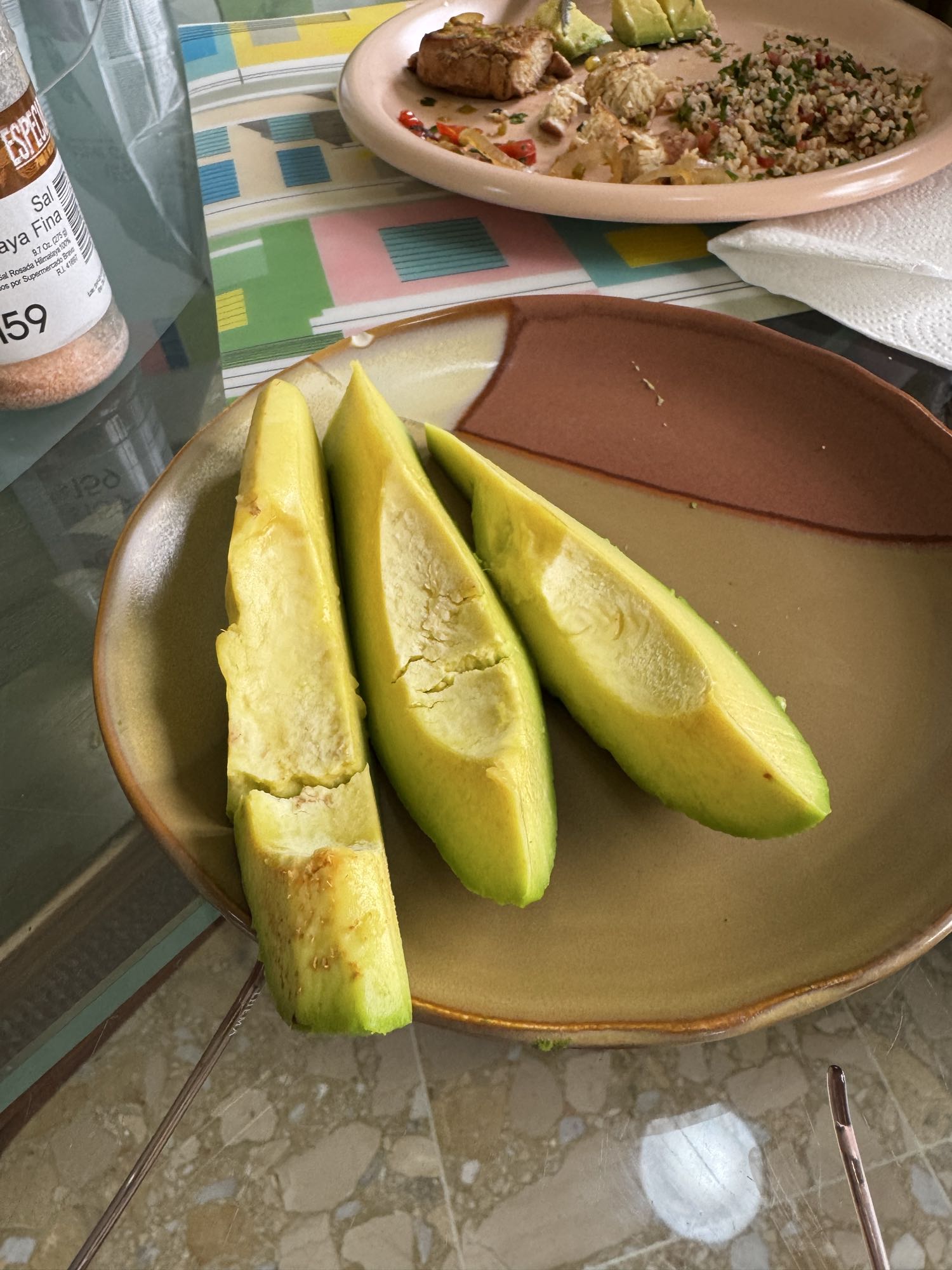 Aguacate con tabulé y pollo