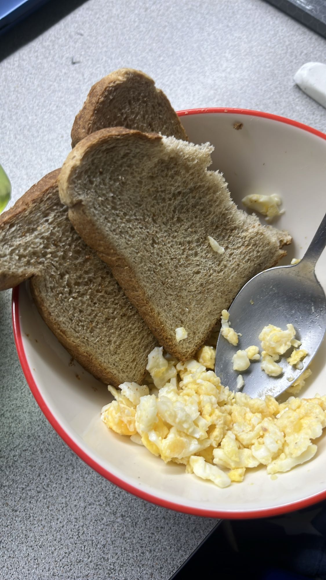 huevos con pan tostado