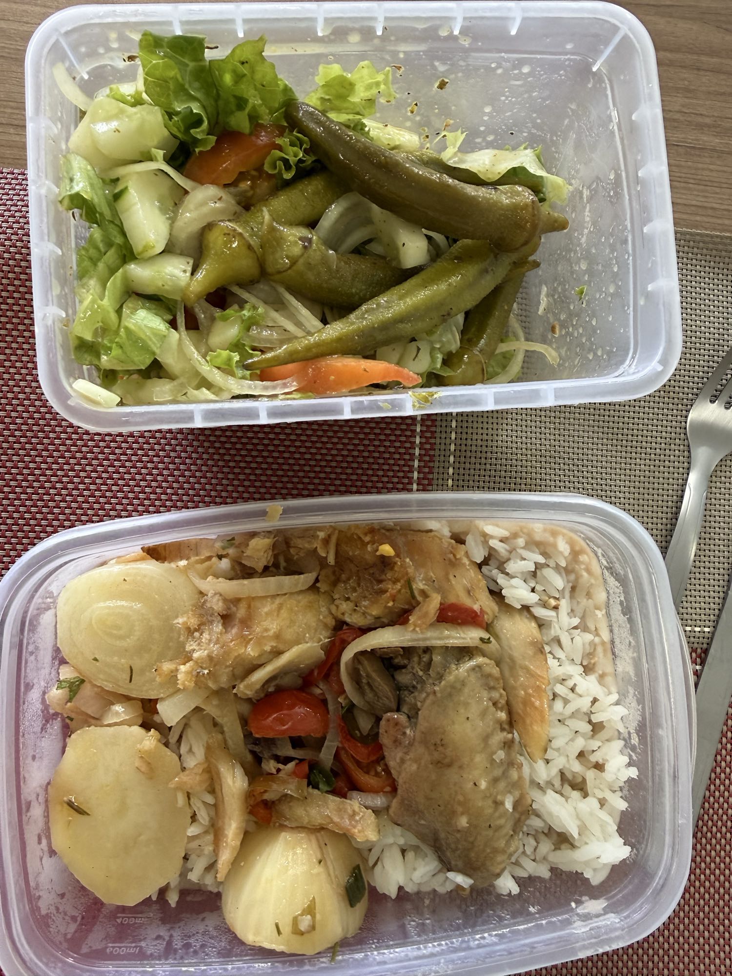 Arroz com frango e salada