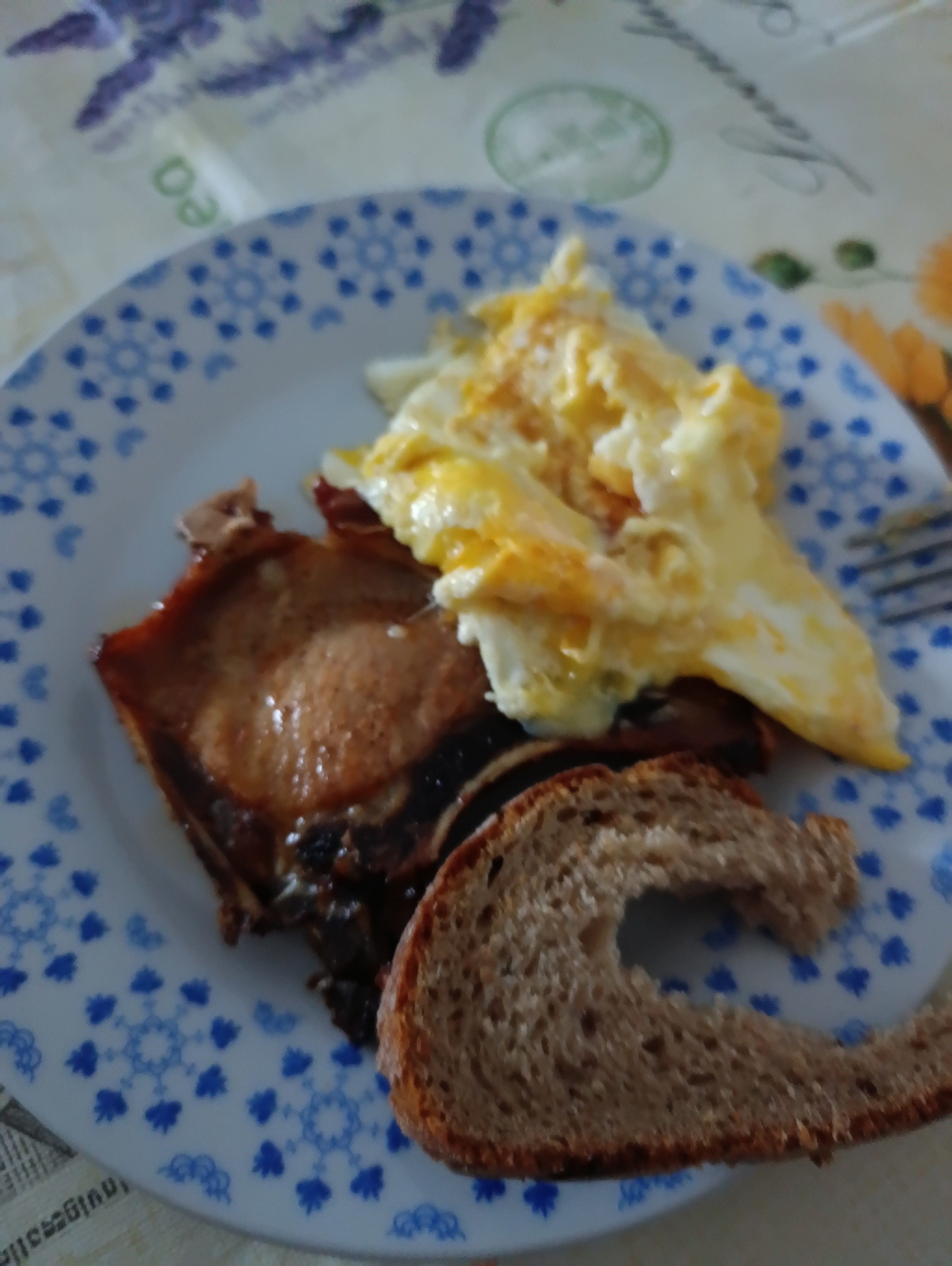 huevos con tocino y pan