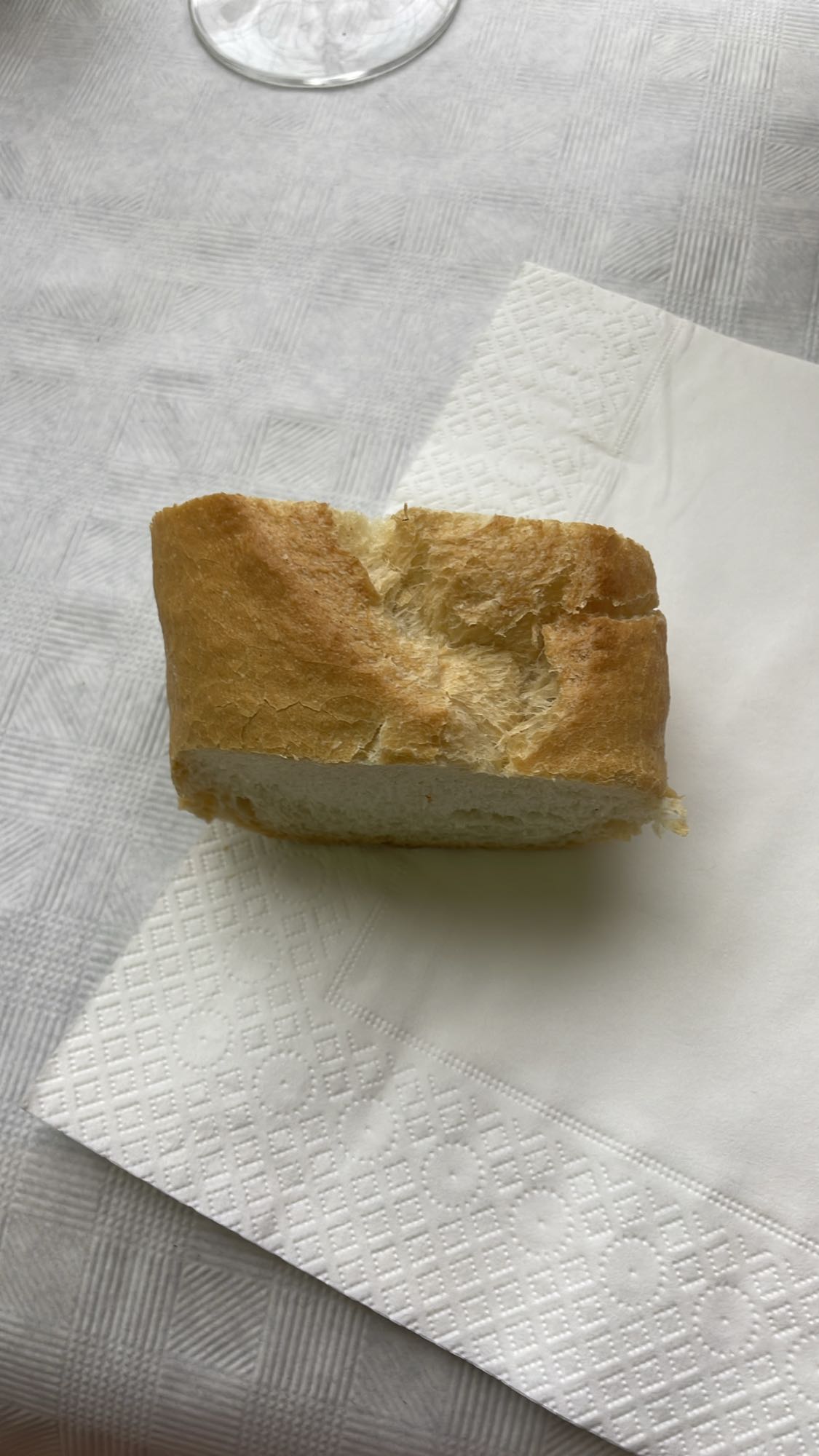 trozo de pan blanco