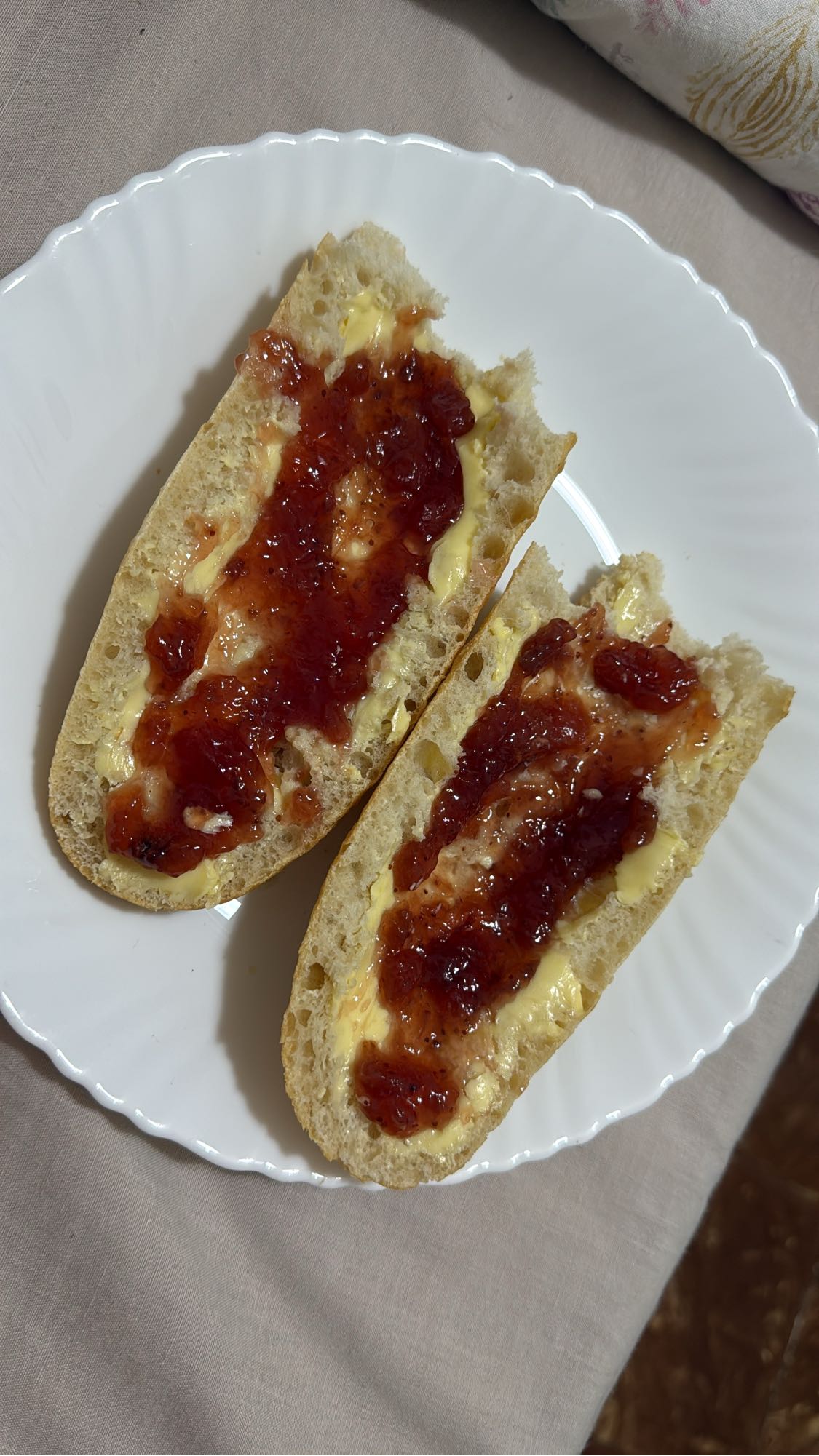 pan con mantequilla y mermelada