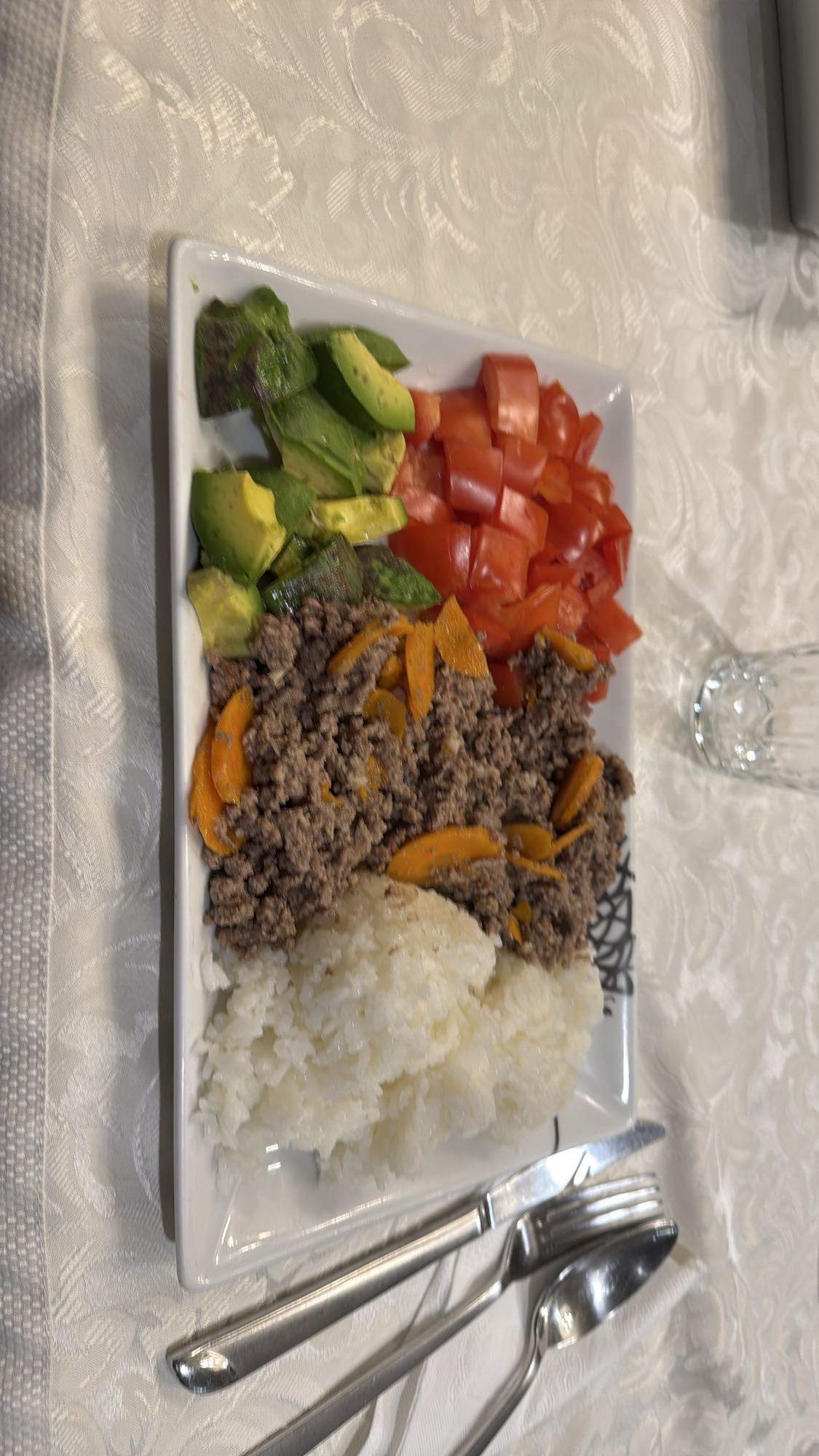 carne con arroz y ensalada