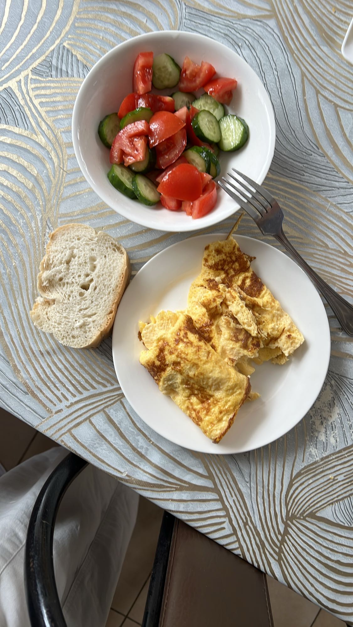 Омлет с салатом и хлебом