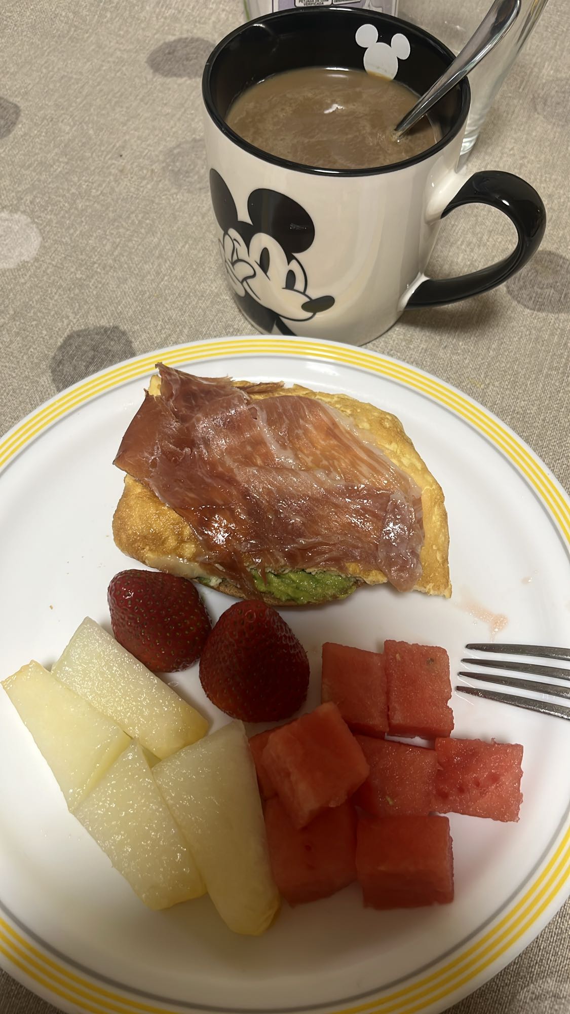 tostada con jamon y fruta