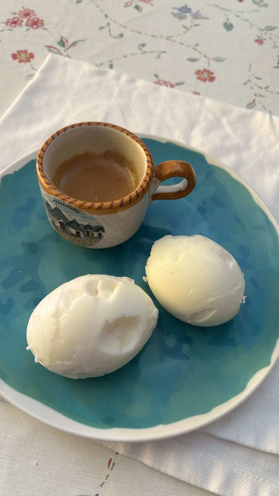 Uova sode e caffè