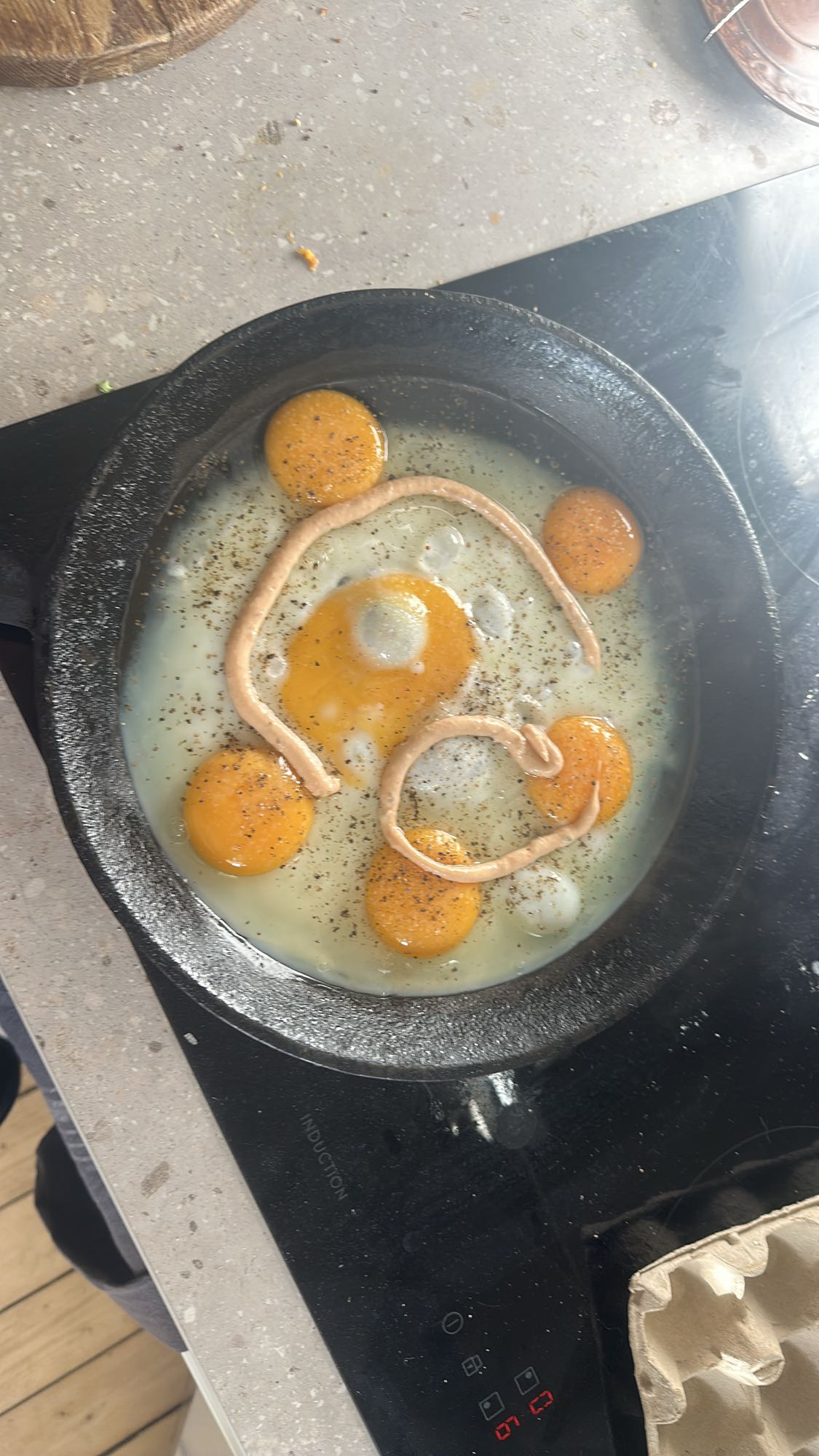 Stekta ägg med korv