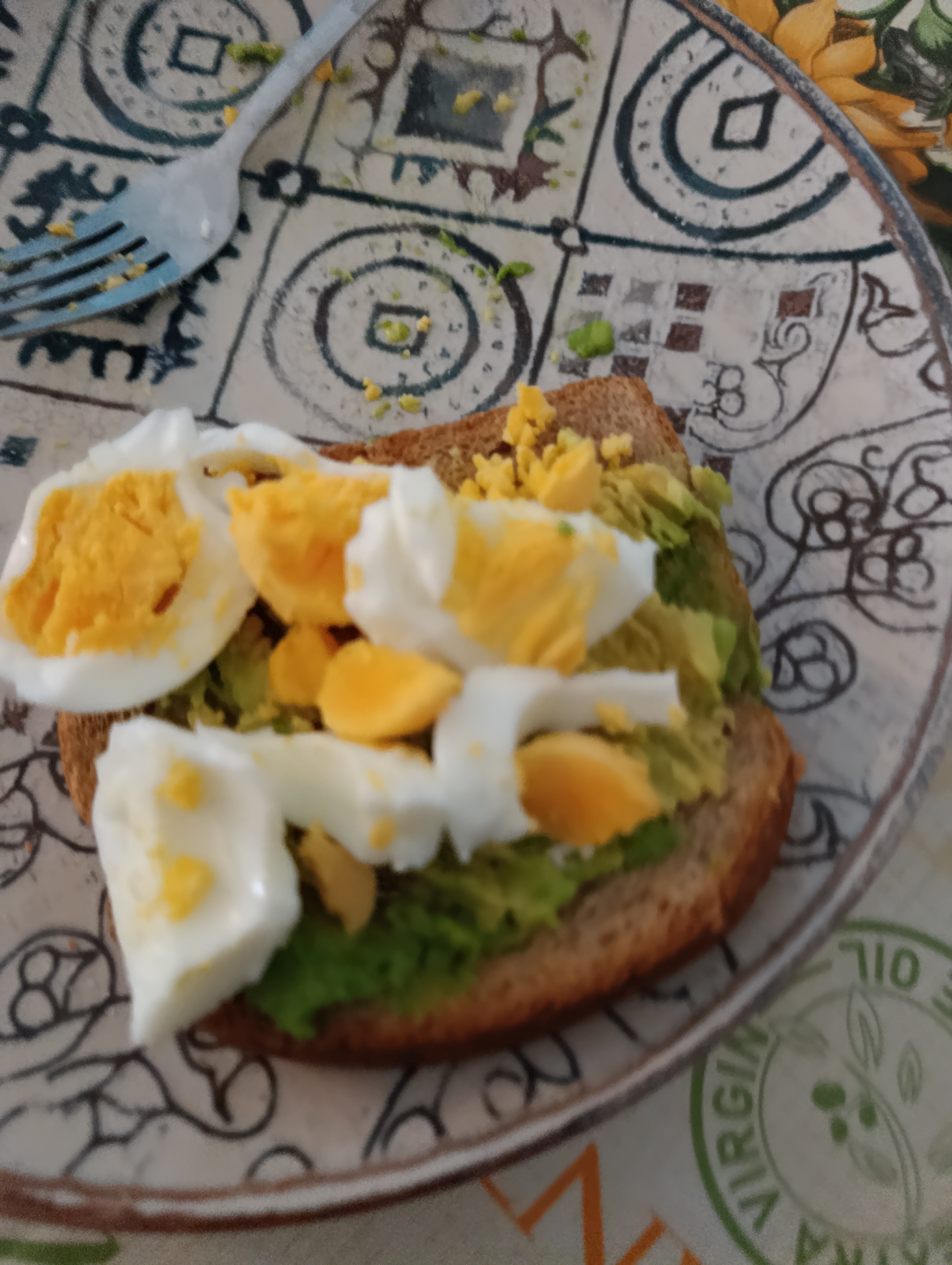tostada con aguacate y huevo