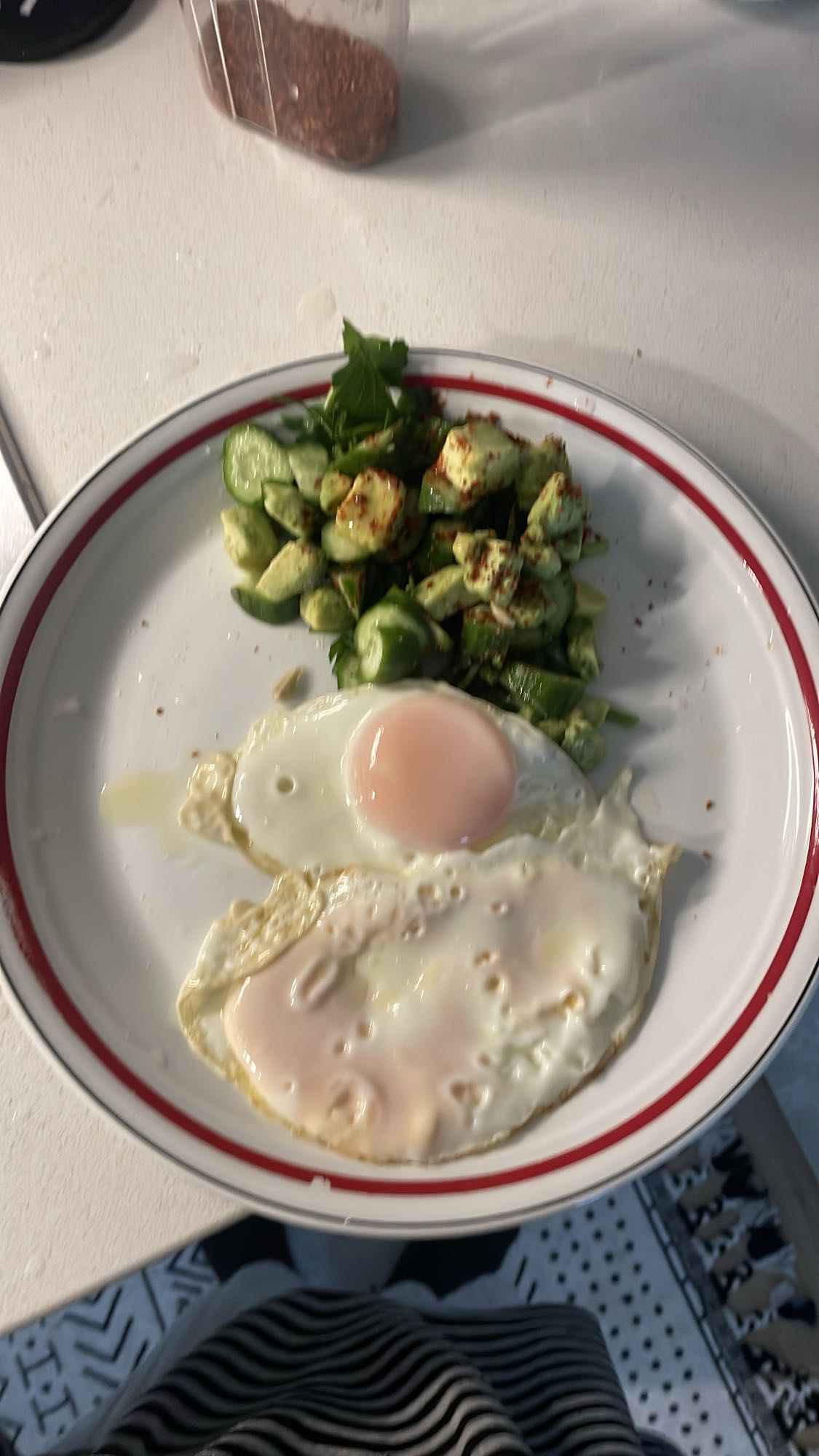 Yumurtalı avokado salata