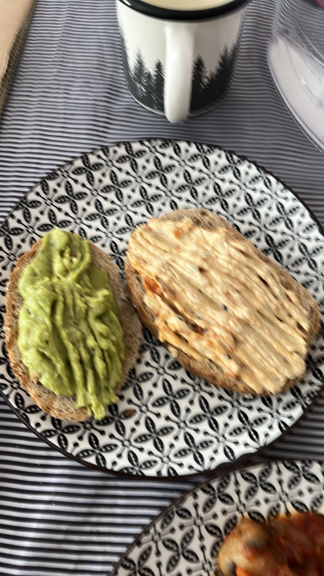 Тостове с авокадо и яйце