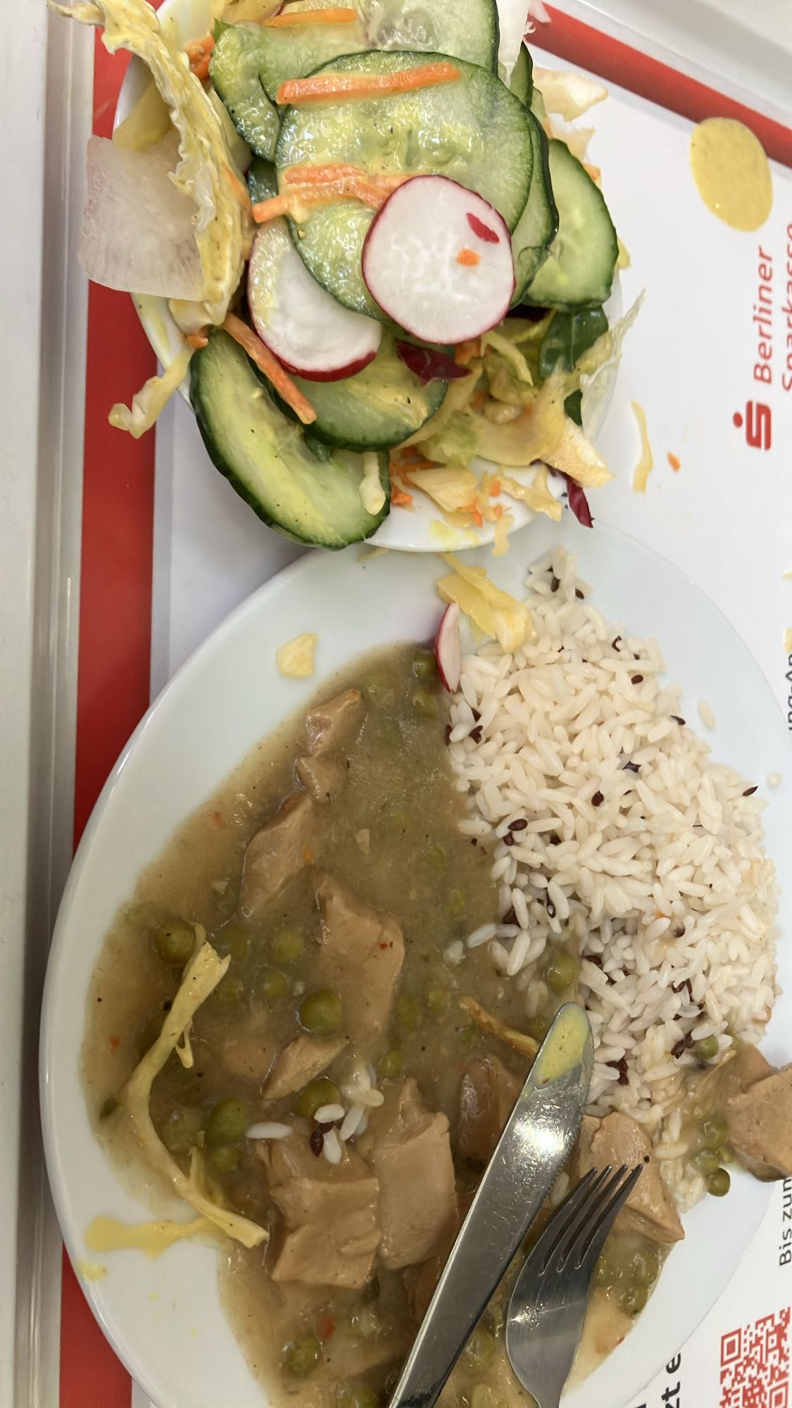 Arroz com frango e salada