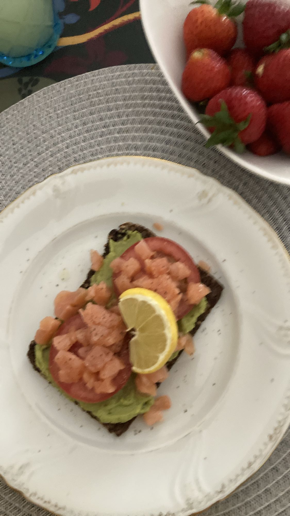 Laxsmörgås med avokado