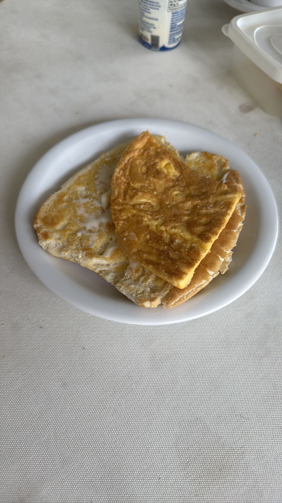 Pão com ovo frito